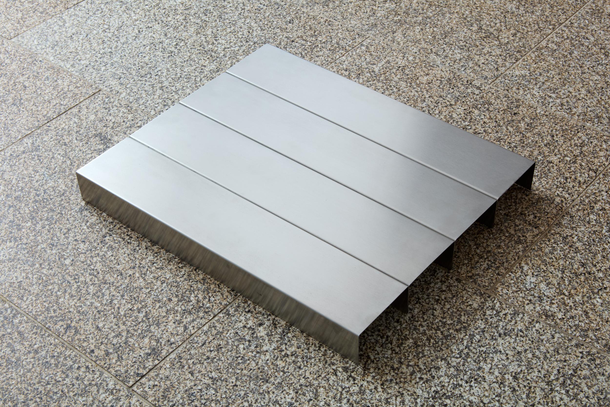 Ohne Titel, 1967	
Donald Judd

Von Zehn Von Leo Castelli
Foldes aus rostfreiem Stahl mehrfach 
Mit schwarzem Filzstift signiert und nummeriert aus der Auflage 186 von 200 
auf einem Papieretikett, das auf der Rückseite angebracht ist
Herausgegeben