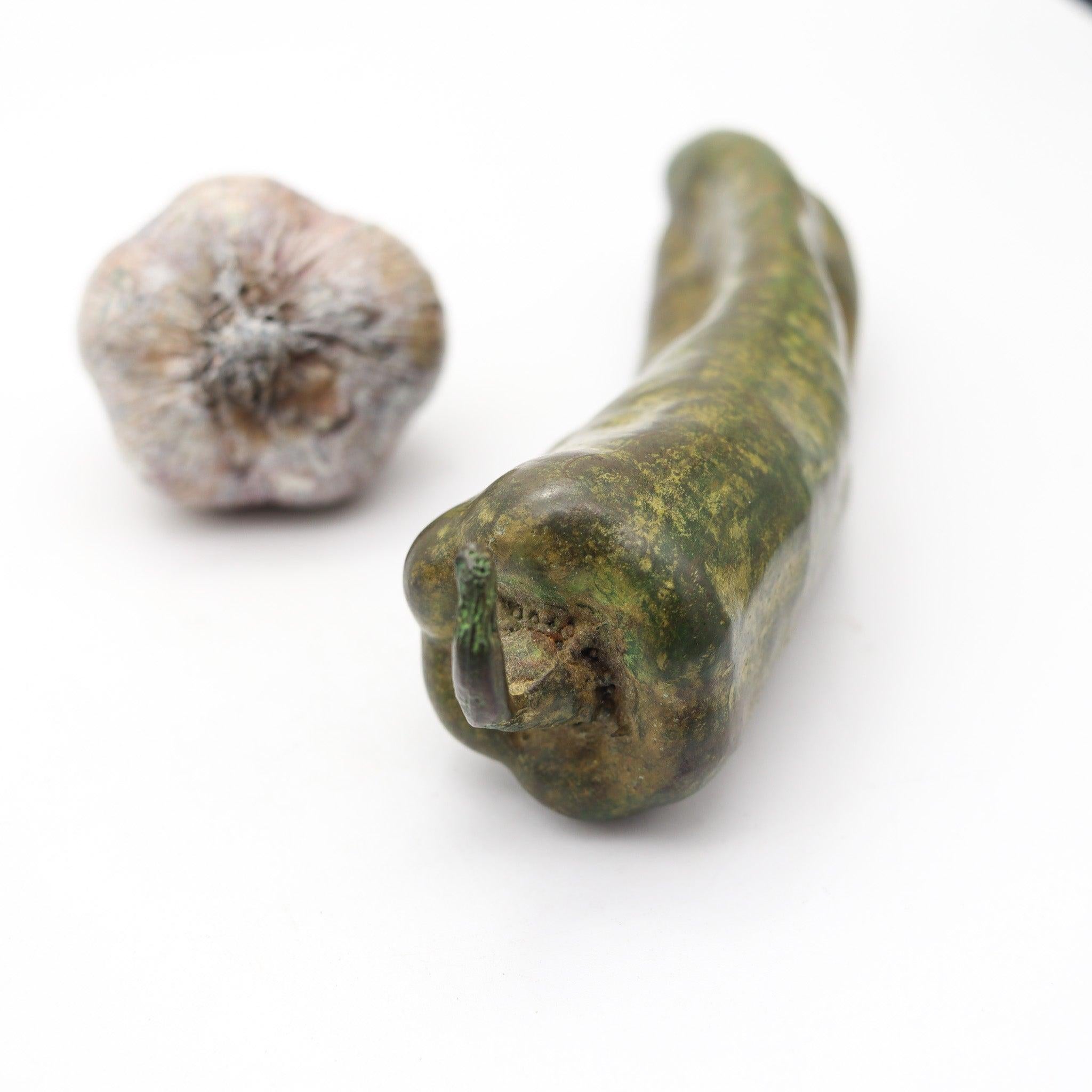 Suite di verdure e frutta in bronzo policromo disegnata da Donald L. Reed

Si tratta di un'incredibile suite scultorea composta da un aglio, una pera e un peperone verde. Realizzati magistralmente dall'artista americano Donald L. Reed in bronzo