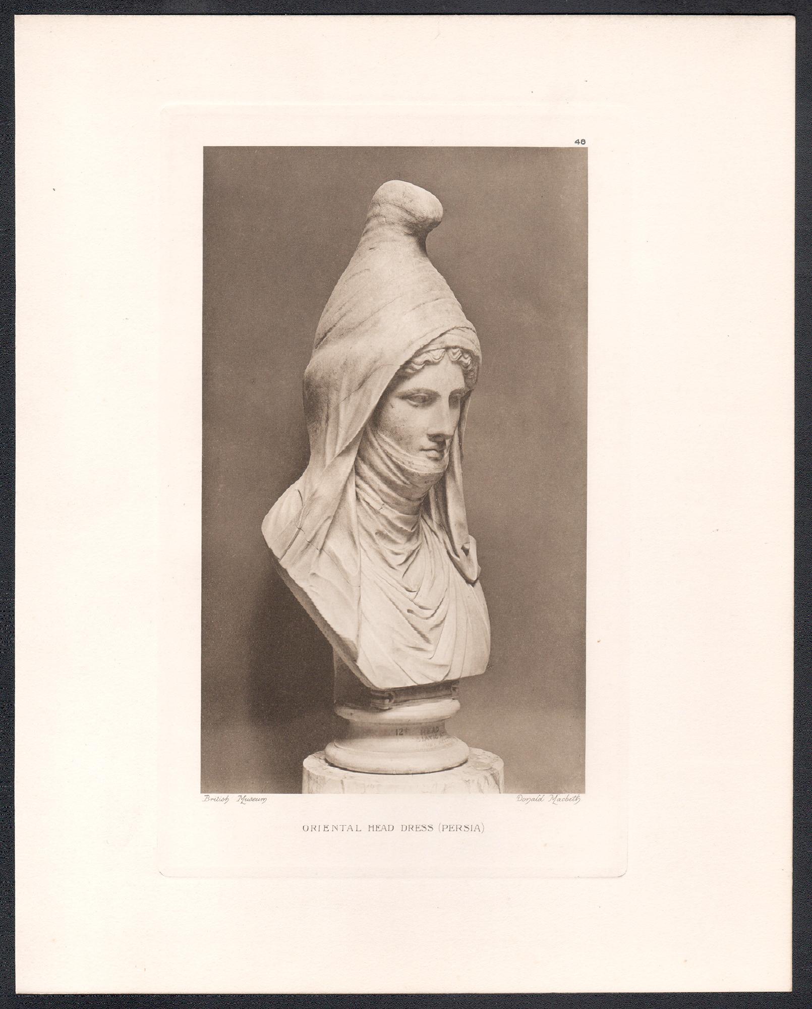 Tocado oriental (Persia), fotograbado de la antigüedad romana del Museo Británico - Print de Donald Macbeth