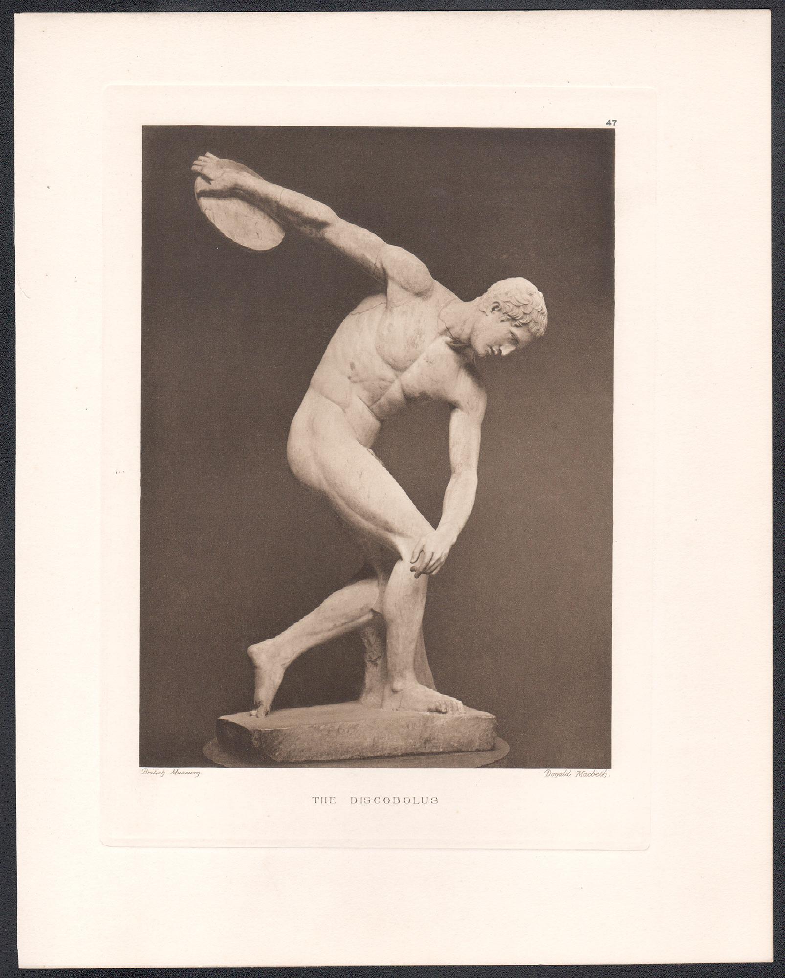 El Discóbolo, Museo Británico Antigüedad romana Escultura clásica Fotograbado - Print de Donald Macbeth