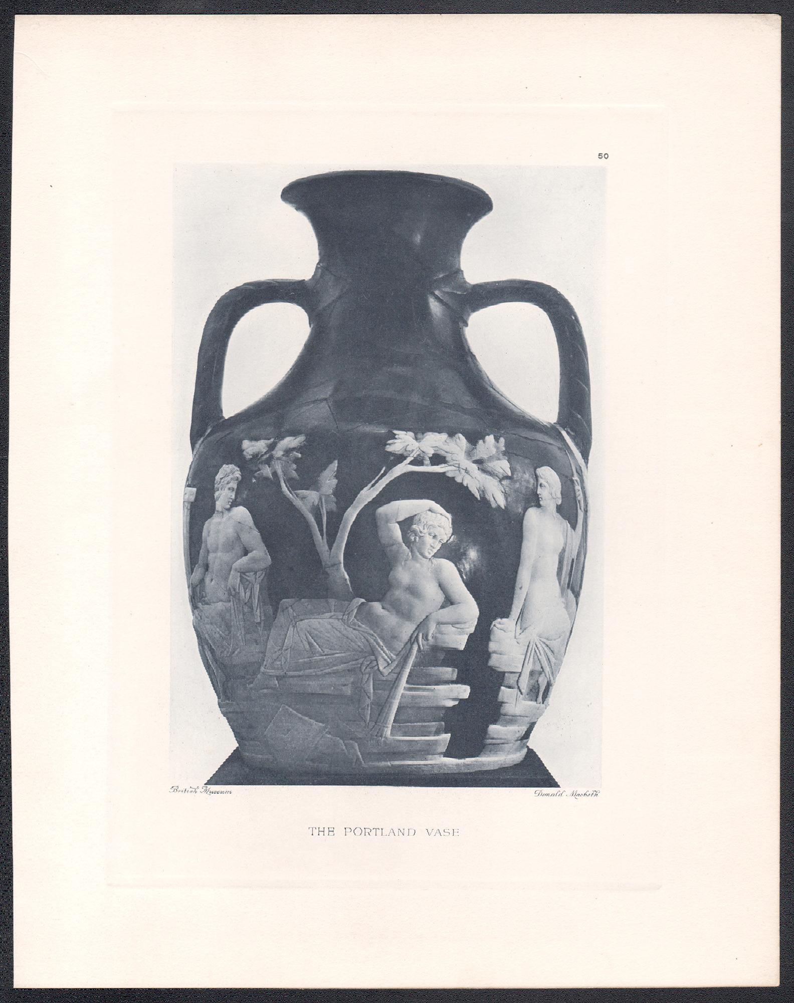 El jarrón de Portland, fotograbado de la antigüedad romana del Museo Británico - Print de Donald Macbeth