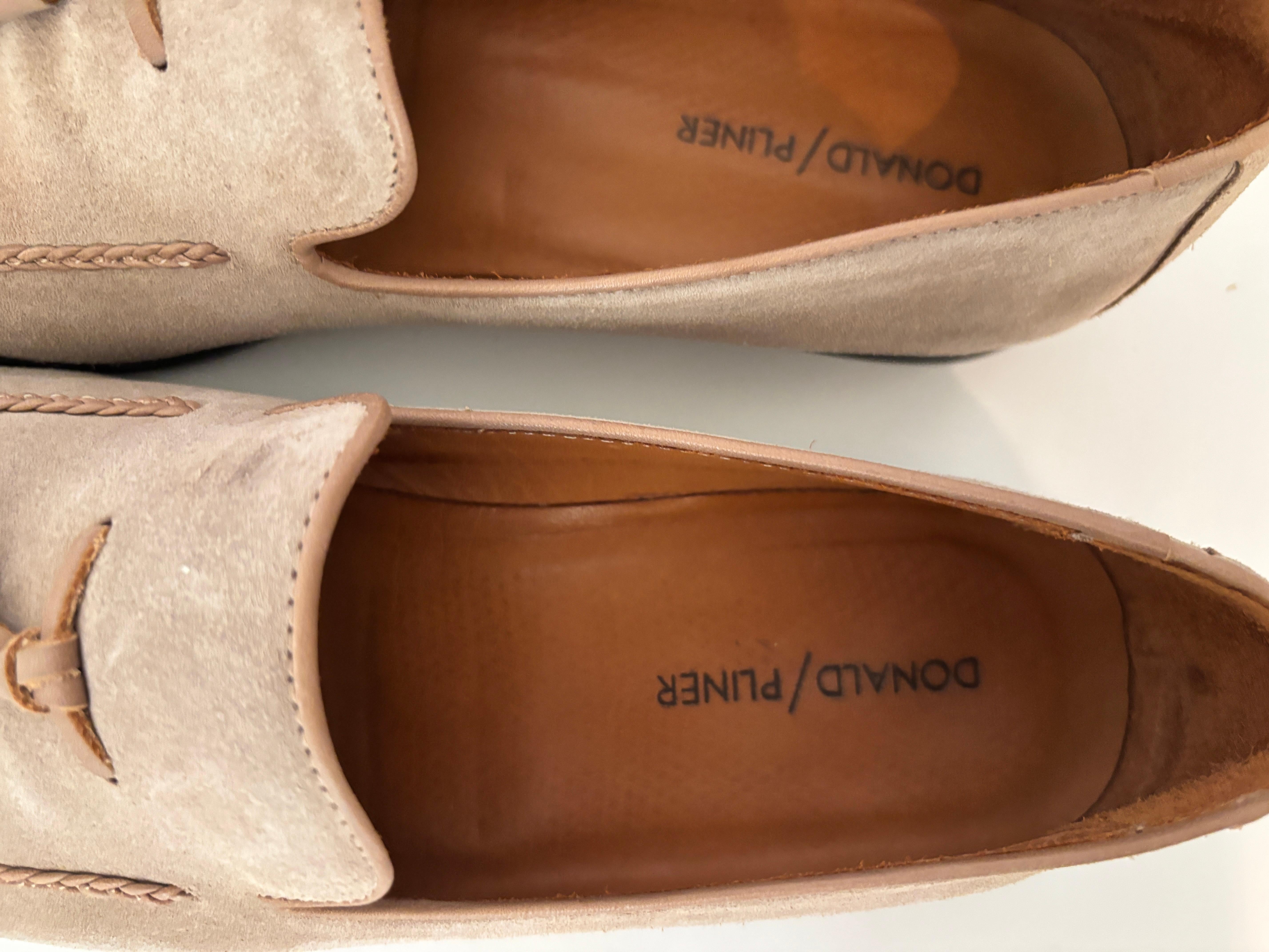 Donald Pliner Aaron Suede Tassel Loafers Size US 10 In Good Condition For Sale In North Hollywood, CA
