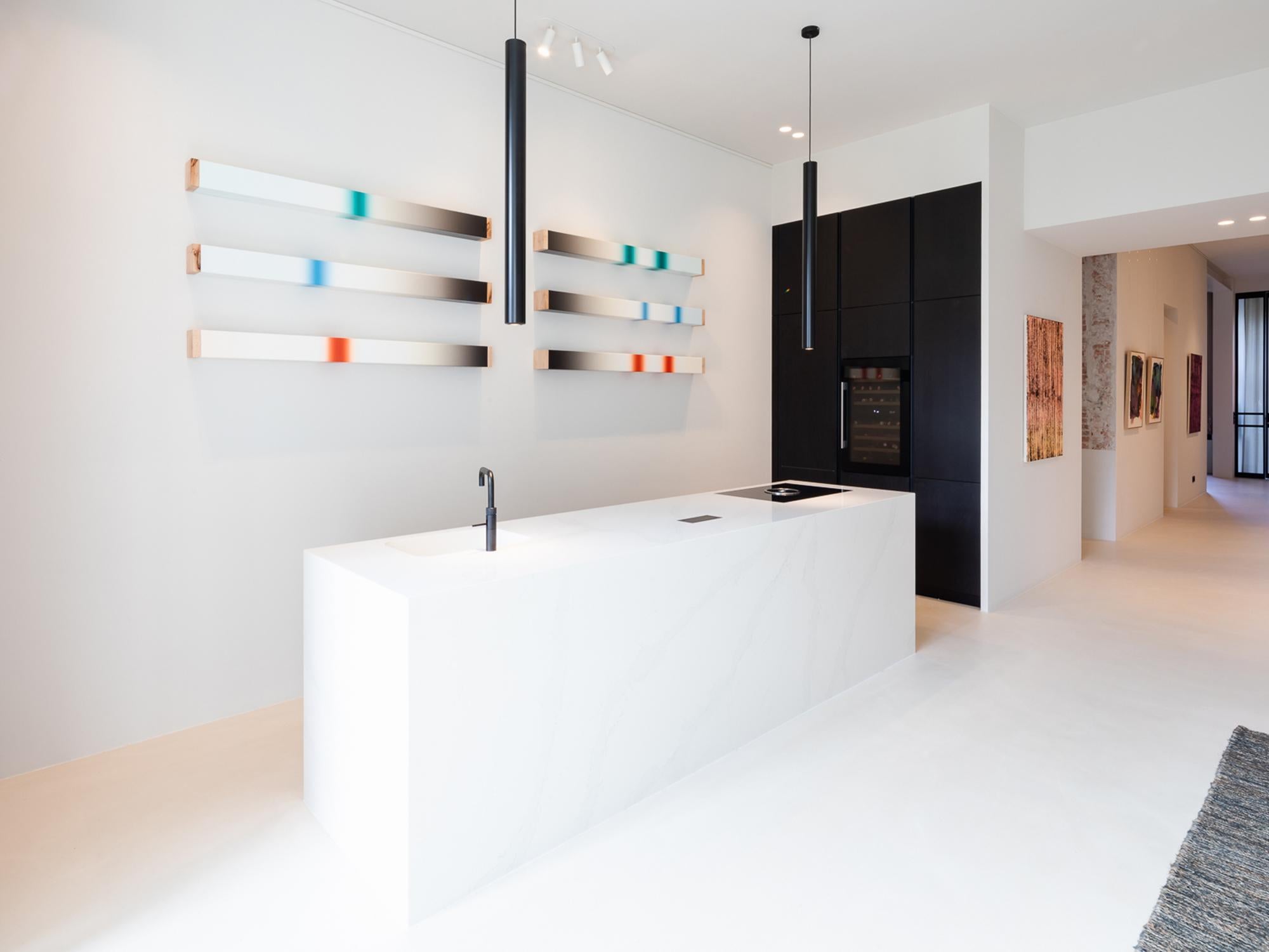 Vert émeraude [I, II], Bleu céruléen [I,II], Orange corail [I,II] - Sculpture murale
157 cm x 12 cm x 12 cm (les dimensions sont celles de chaque poutre), 2022
Huile sur lin, avec du bois de rabot européen

La réalisation de ce travail résulte d'une