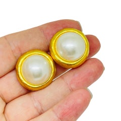 DONALD STANNARD signé, boucles d'oreilles à clip vintage en fausses perles dorées.