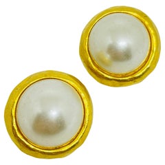 DONALD STANNARD signé, boucles d'oreilles à clip vintage en fausses perles dorées.