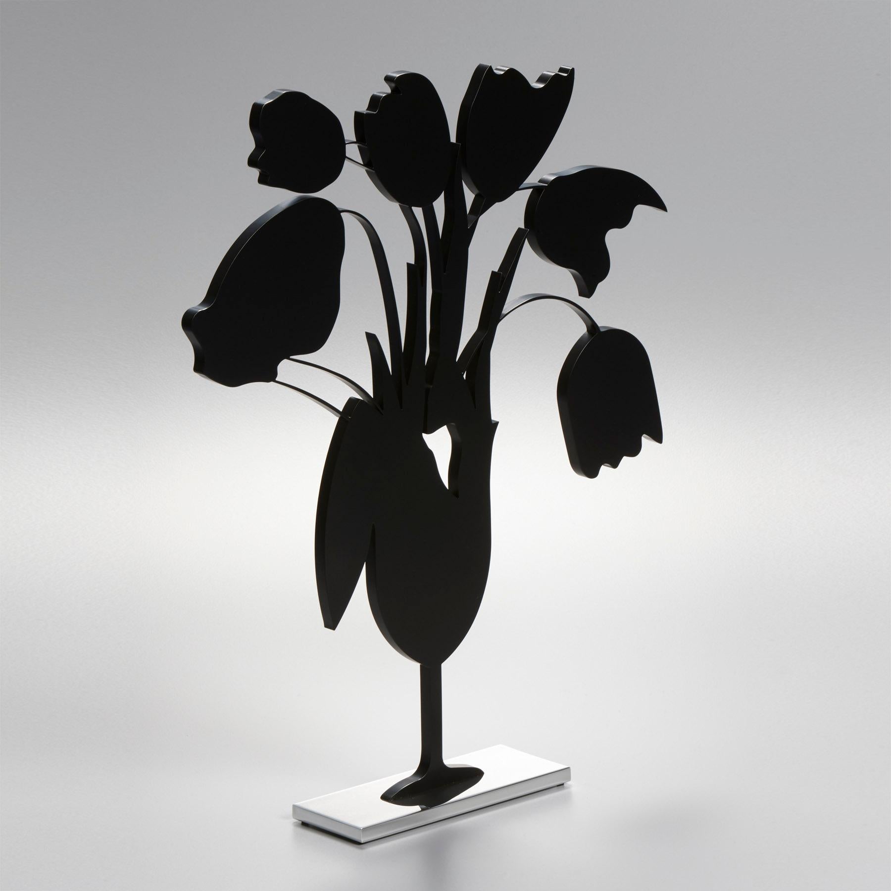 Appartenant à la célèbre série Flower, cette sculpture est une réinterprétation abstraite de la tradition des natures mortes.

Donald Sultan, Tulipes noires et vase, 5 avril
Tulipes noires et vase, 5 avril - Contemporain, 21e siècle, Sculpture, Noir