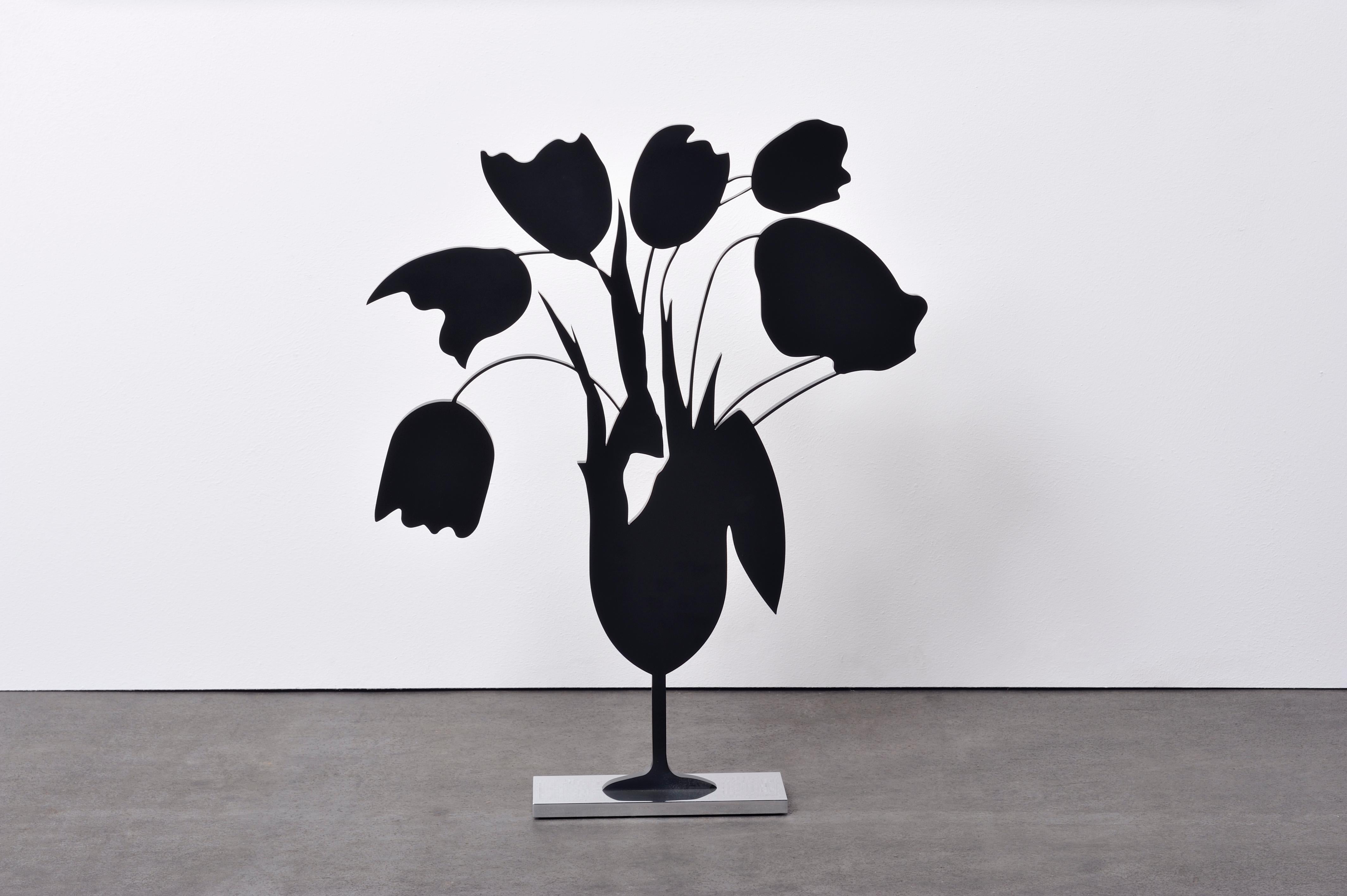 Tulipes noires et vase, 5 avril - Contemporain, 21e siècle, Sculpture, Noir  en vente 3