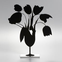 Tulipes noires et vase, 5 avril - Contemporain, 21e siècle, Sculpture, Noir 