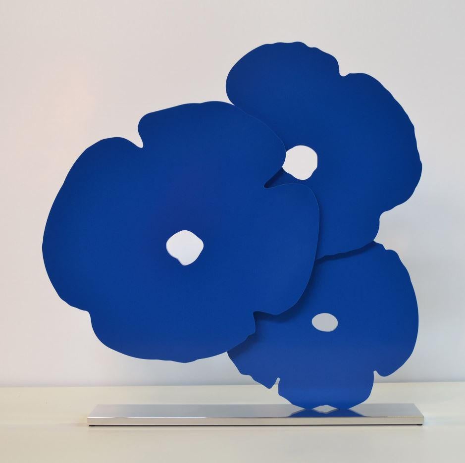 Coquelicots bleus - Contemporary, 21st Century, Sculpture, Poppies, Flower, Blue - Gris Figurative Sculpture par Donald Sultan