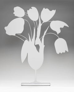 Weiße Tulpen und Vase aus weißem Aluminium, Donald Sultan, lackiertes Aluminium auf poliertem Aluminiumsockel