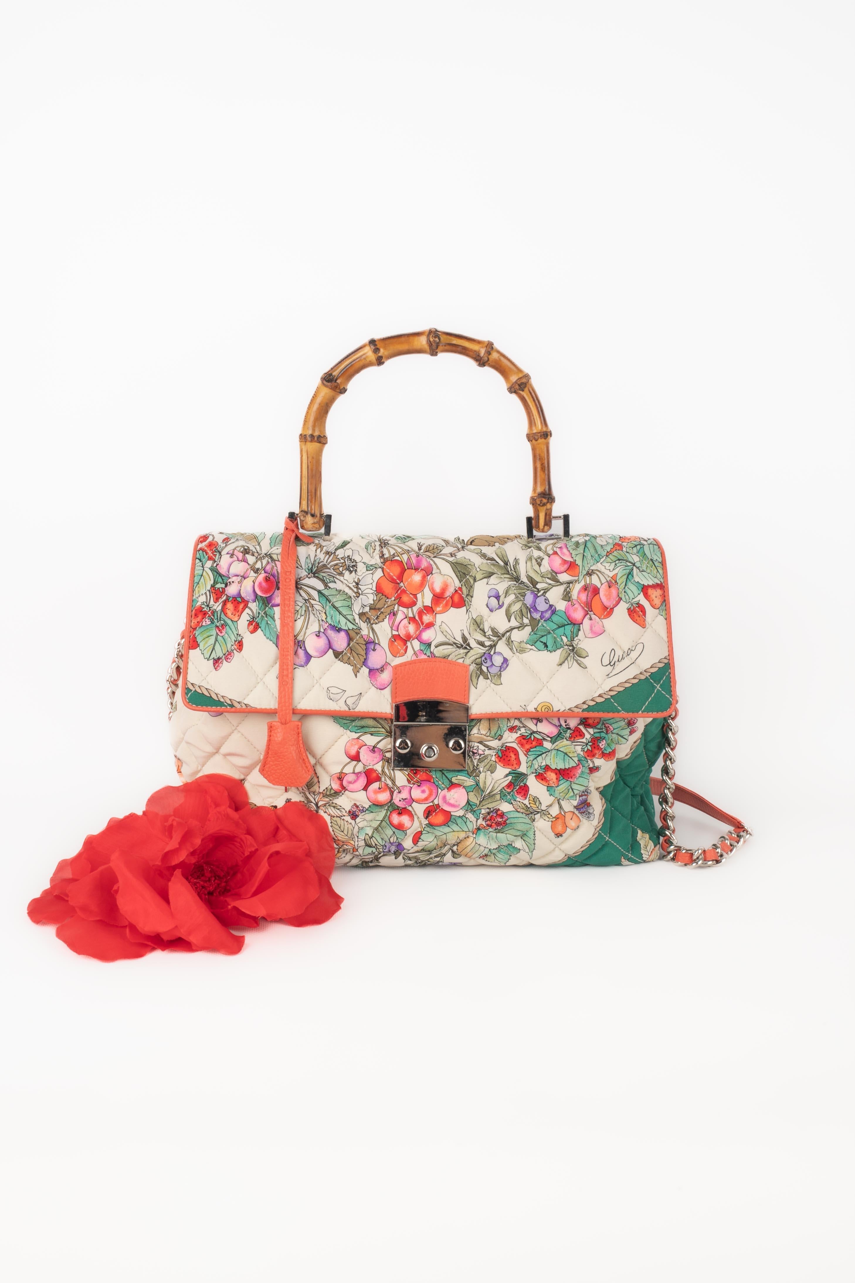 DONATELLA BRUNELLO - (Made in Italy) Borsa realizzata con un foulard Gucci stampato con motivi floreali, pelle martellata, elementi in metallo argentato e manico in bambù.

Condizioni:
Ottime condizioni

Dimensioni:
Lunghezza: 32 cm - Altezza: 23 cm