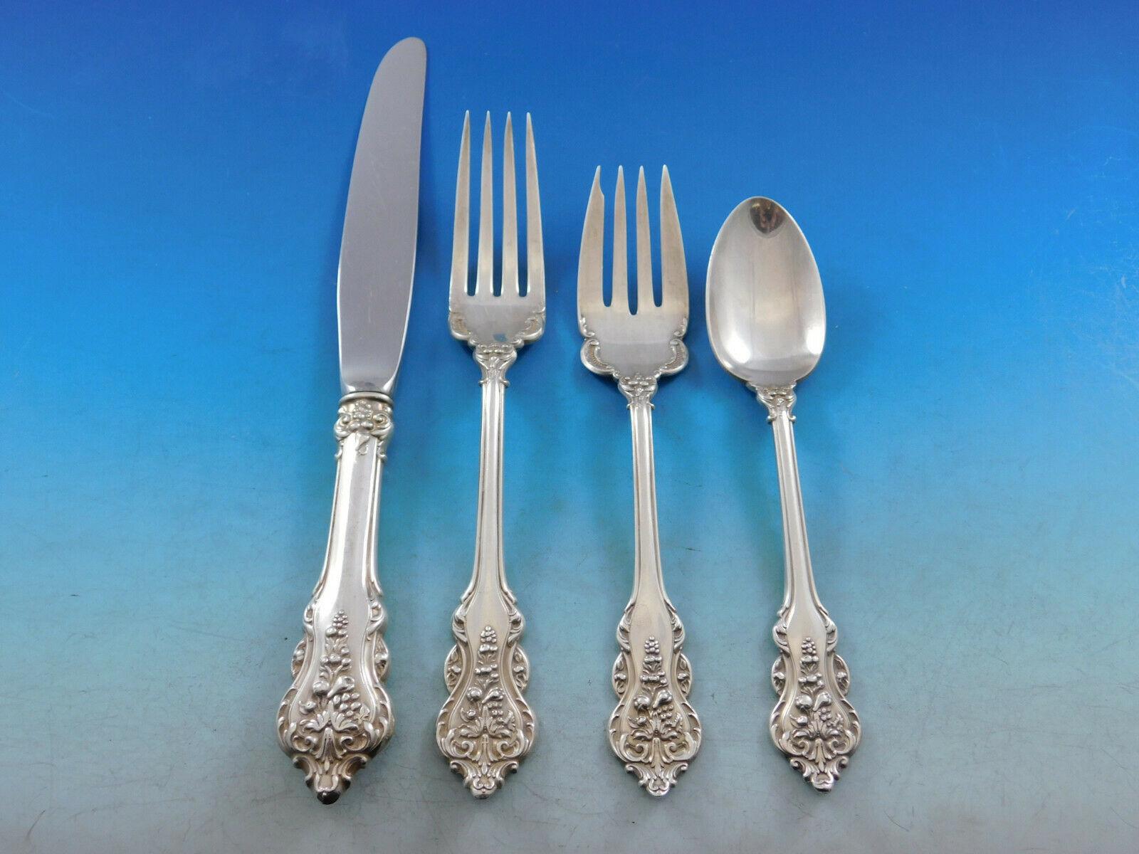 Donatello by Amston, circa 1912, sterling silver Flatware set - 43 Pieces. This set includes:
 
8 Knives, 9 1/8