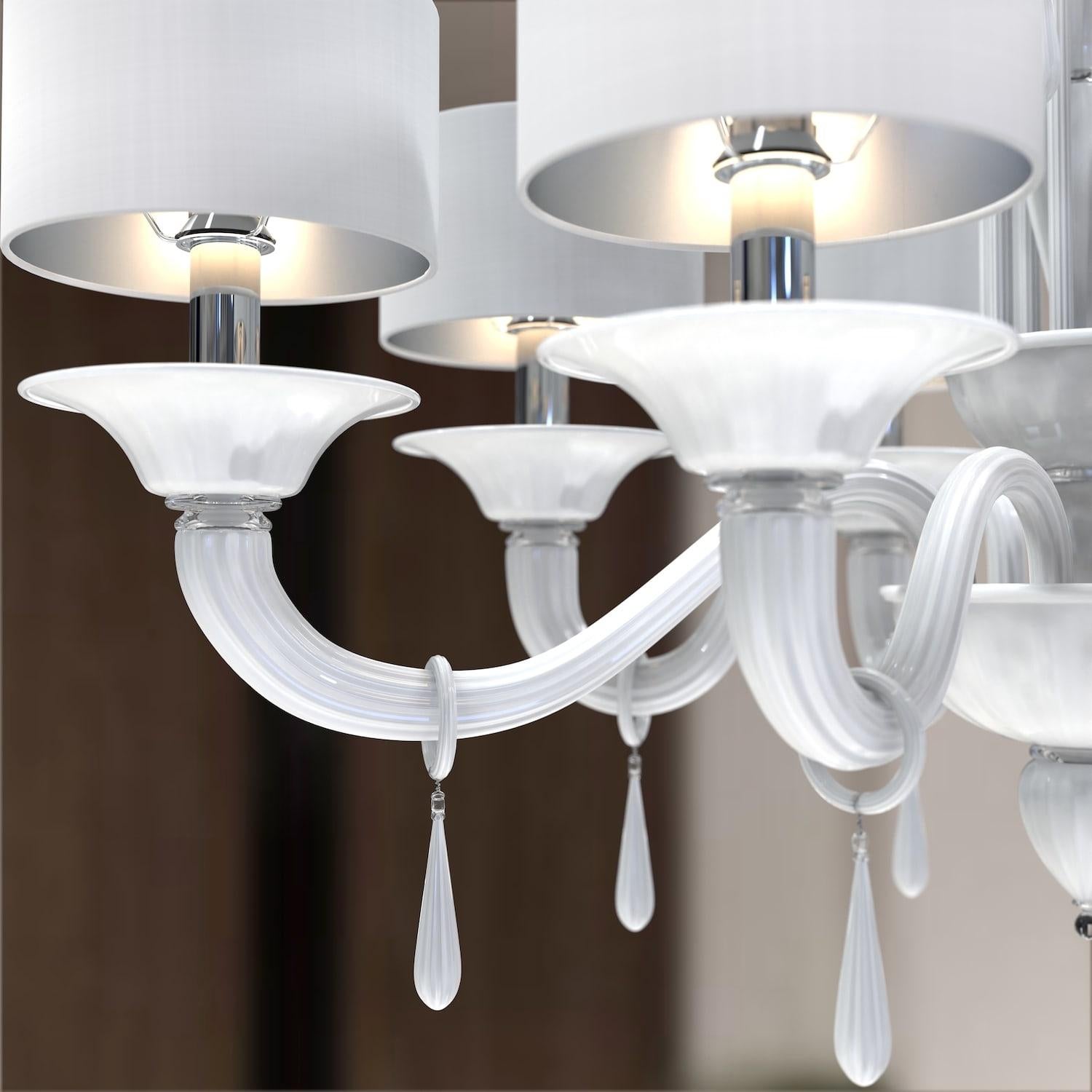 Lampadario ovale 8 luci.‎
Dettagli raffinati in un lampadario dalla forma ovale.‎
Questa creazione di illuminazione è realizzata completamente a mano dai Maestri vetrai secondo antiche e segrete tradizioni tramandate di padre in figlio da