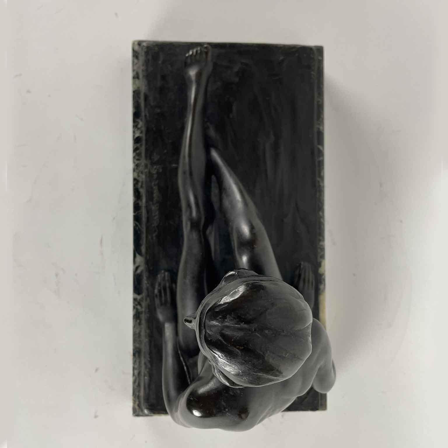 Figura di Donna Nuda Seduta Bronzo Italiano Firmato con Base in Marmo XX Secolo - Sculpture Scuola italiana di Donato Gramegna