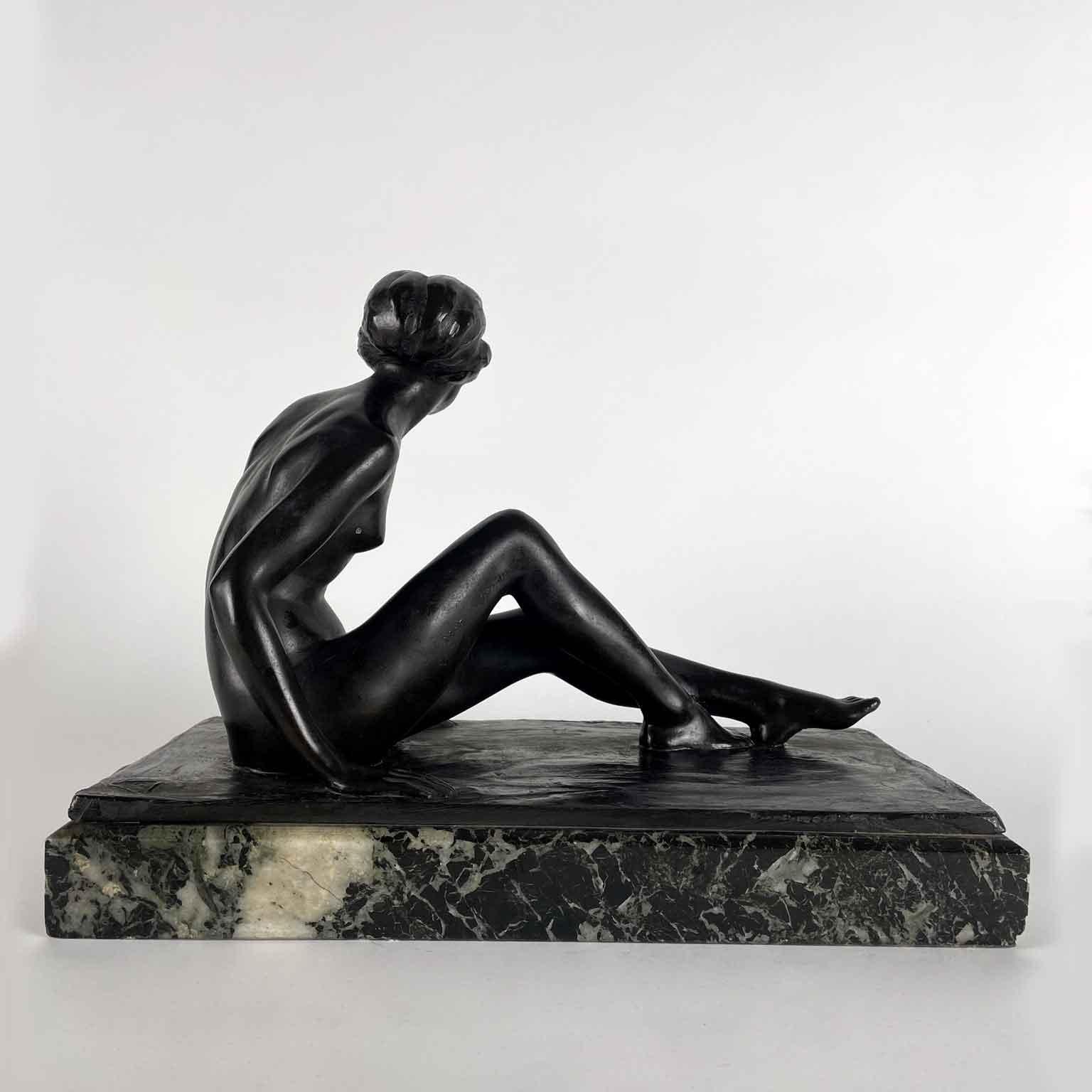 Donato Gramegna Figura Di Donna in Bronzo con base in marmo rettangolare. Rappresenta una donna nuda seduta con le gambe flesse, in ottimo stato, a prescindere da minime sbreccature in corrispondenza degli angoli della base in marmo. La firma di