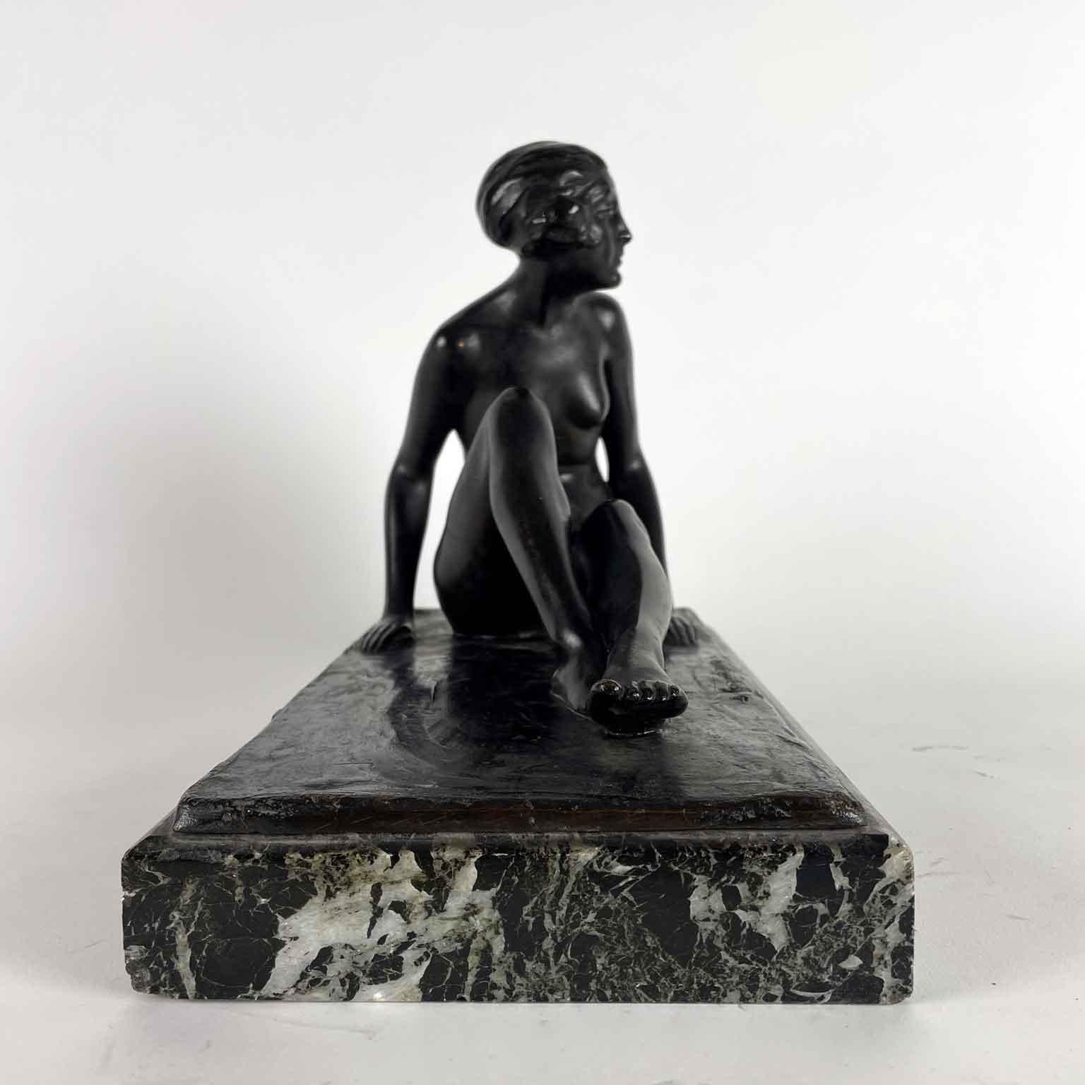 Figura di Donna Nuda Seduta Bronzo Italiano Firmato con Base in Marmo XX Secolo in vendita 1