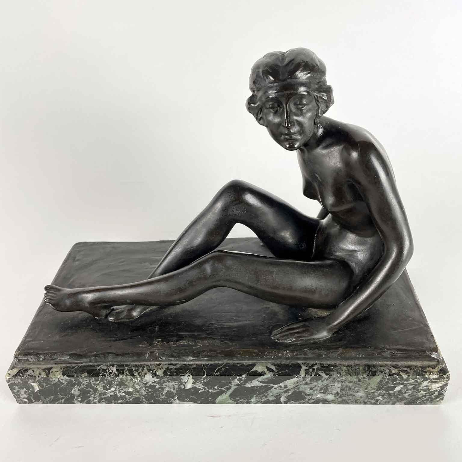 Figura di Donna Nuda Seduta Bronzo Italiano Firmato con Base in Marmo XX Secolo in vendita 2