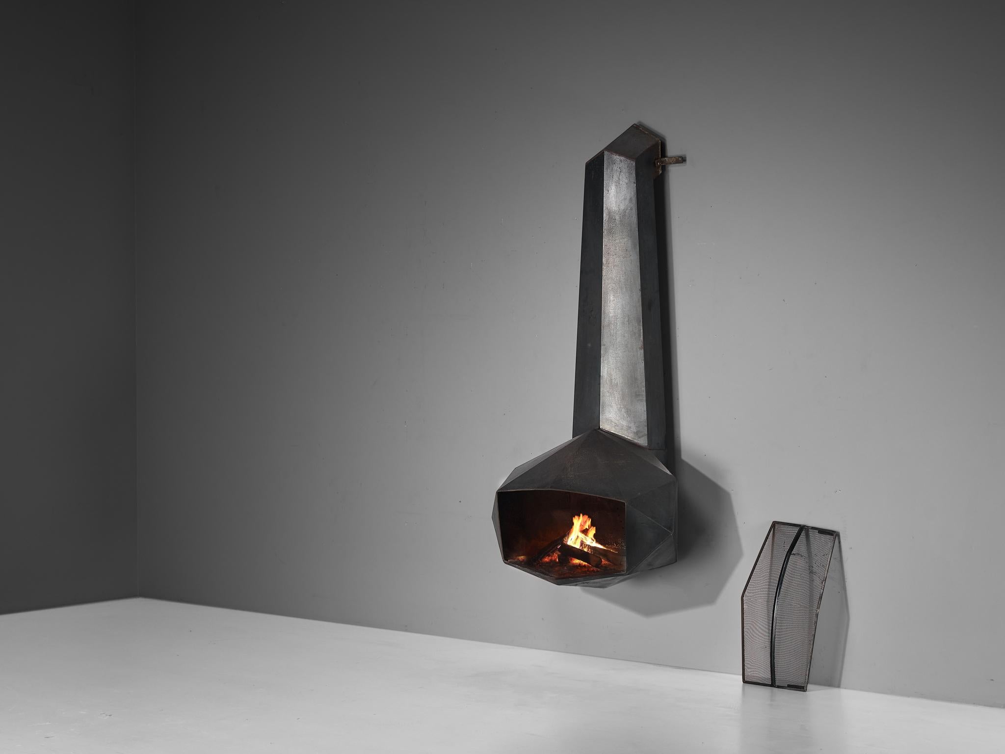 Donbar fireplace, iron, Belgium, 1970s

Transport yourself back to the bold and avant-garde spirit of the 1970s with this fireplace by Donbar made in Belgium in the 1970s. Crafted from patinated black iron, this masterpiece boasts a mesmerizing