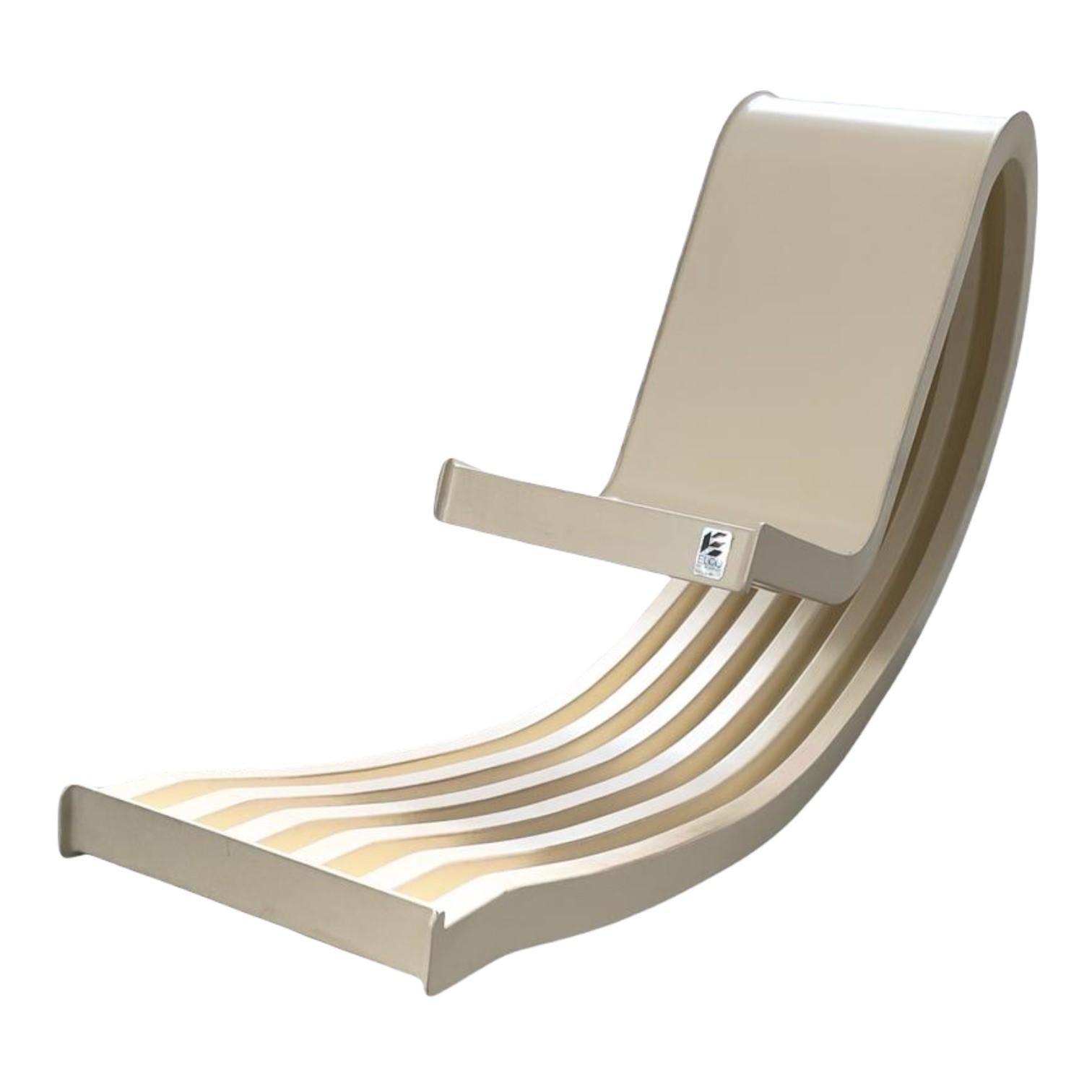Vintage rocking chair designed by Leonardi and Franca Stagi one evening in 1967.
Continuous tape in double sheet of fiberglass and polyester resin corrugated on the inner face. The object is defined by a continuous ribbon of polyester resin that,
