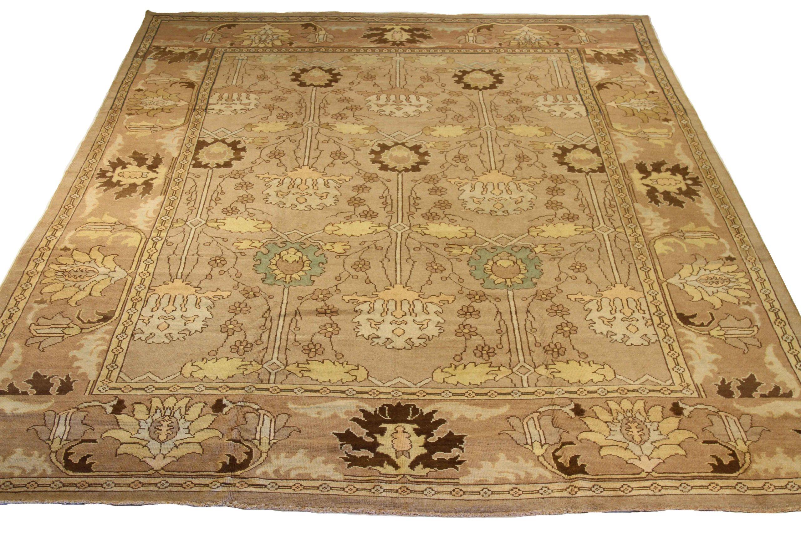 Scopri l'eleganza di questo tappeto Donegal unico nel suo genere, caratterizzato da tappeti d'area del 1990. Progettato con una meticolosa attenzione ai dettagli, questo design esclusivo è perfetto per valorizzare il tuo spazio.