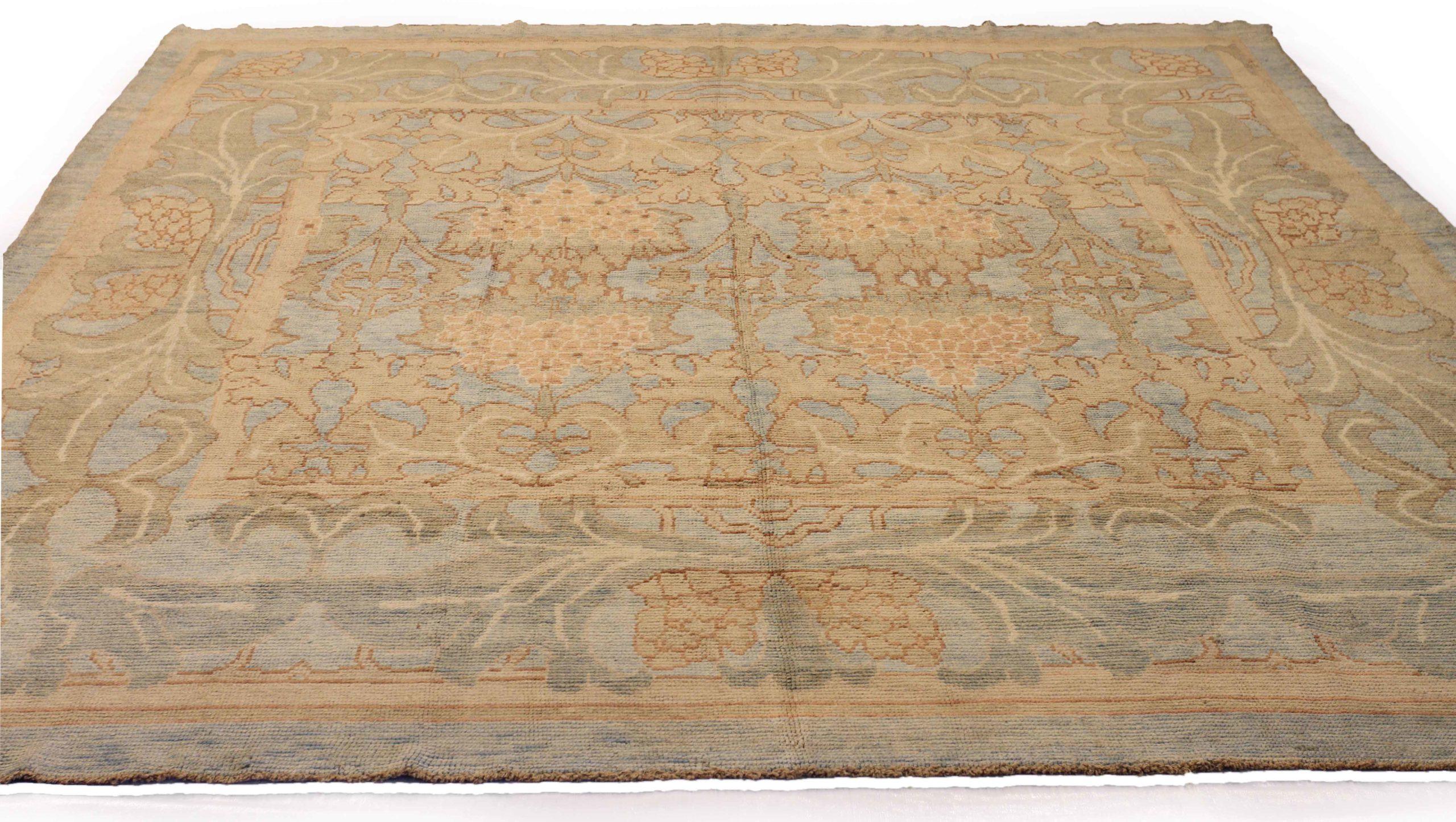 Scopri l'eleganza di questo tappeto Donegal unico nel suo genere, caratterizzato da tappeti d'area del 1990. Progettato con una meticolosa attenzione ai dettagli, questo design esclusivo è perfetto per valorizzare il tuo spazio.