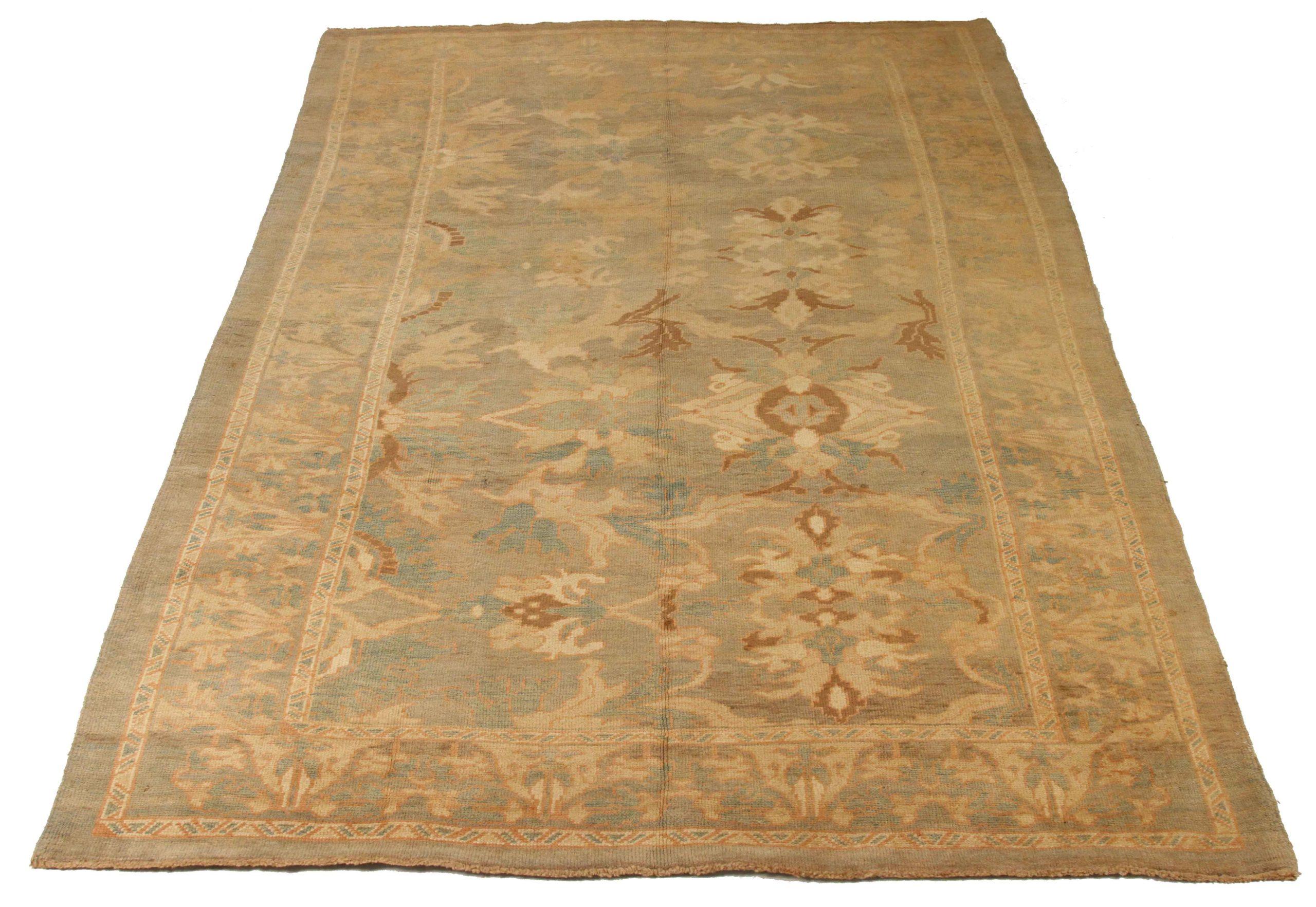 Scopri l'eleganza di questo tappeto Donegal unico nel suo genere, caratterizzato da tappeti d'area del 1990. Progettato con una meticolosa attenzione ai dettagli, questo design esclusivo è perfetto per valorizzare il tuo spazio.
