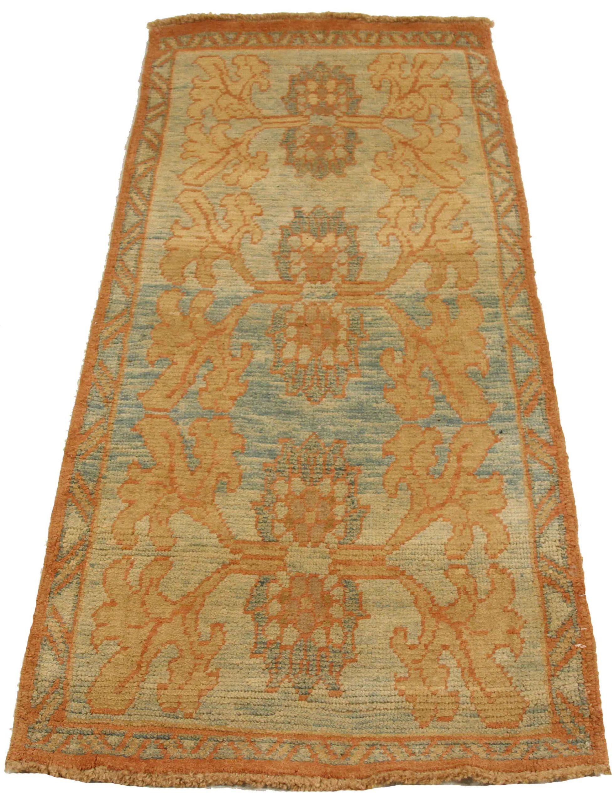 Entdecken Sie die Eleganz dieses einzigartigen Donegal-Teppichs aus der Zeit um 1990. Dieses exklusive Design, das mit viel Liebe zum Detail entworfen wurde, ist perfekt, um Ihren Raum zu verschönern.