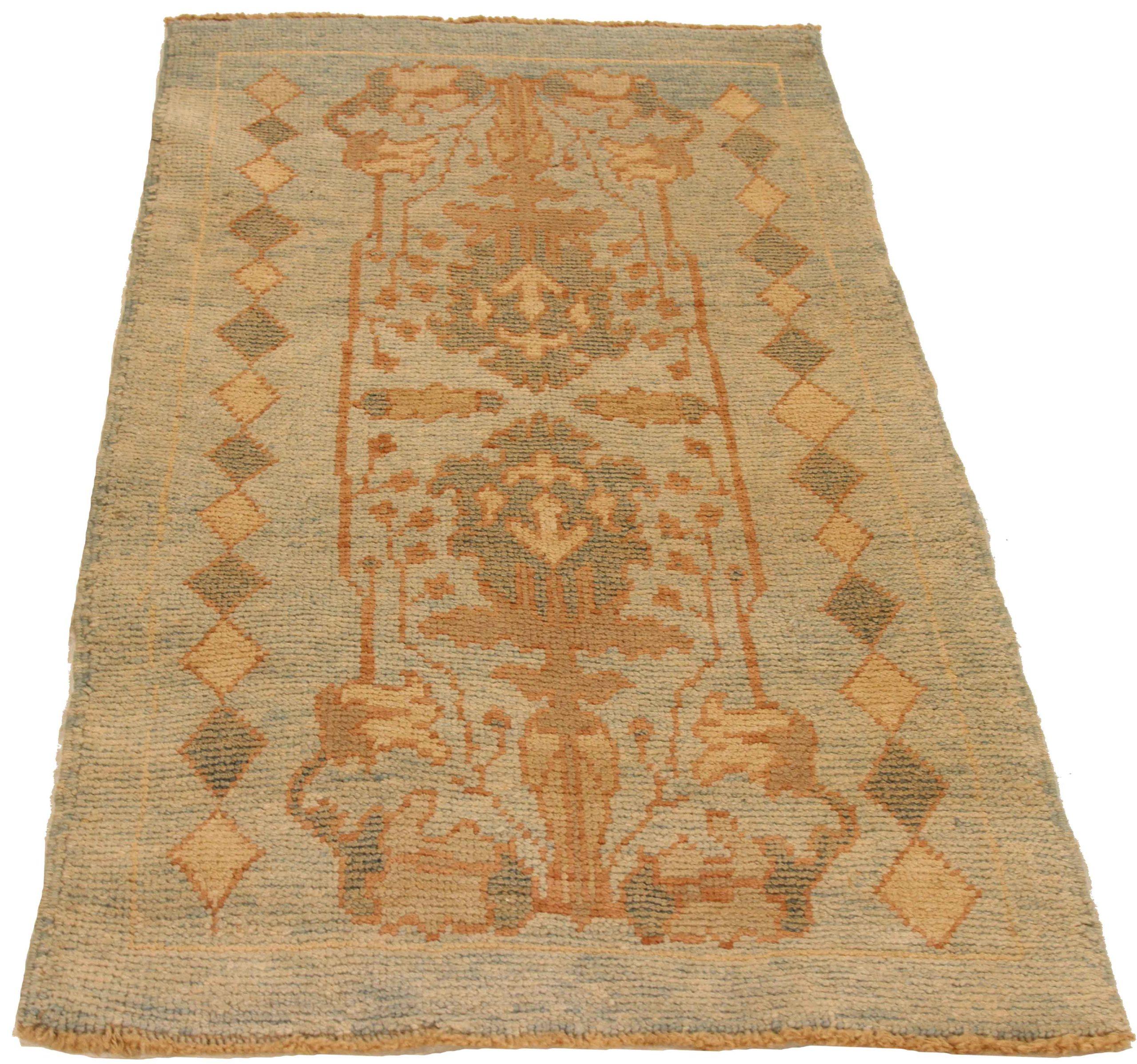 Scopri l'eleganza di questo tappeto Donegal unico nel suo genere, caratterizzato da tappeti d'area del 1990. Progettato con una meticolosa attenzione ai dettagli, questo design esclusivo è perfetto per valorizzare il tuo spazio.