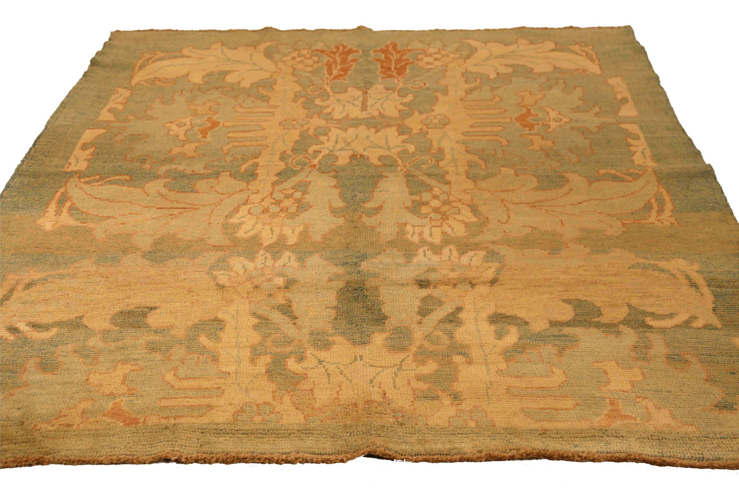 Scopri l'eleganza di questo tappeto Donegal unico nel suo genere, caratterizzato da tappeti d'area del 1990. Progettato con una meticolosa attenzione ai dettagli, questo design esclusivo è perfetto per valorizzare il tuo spazio.