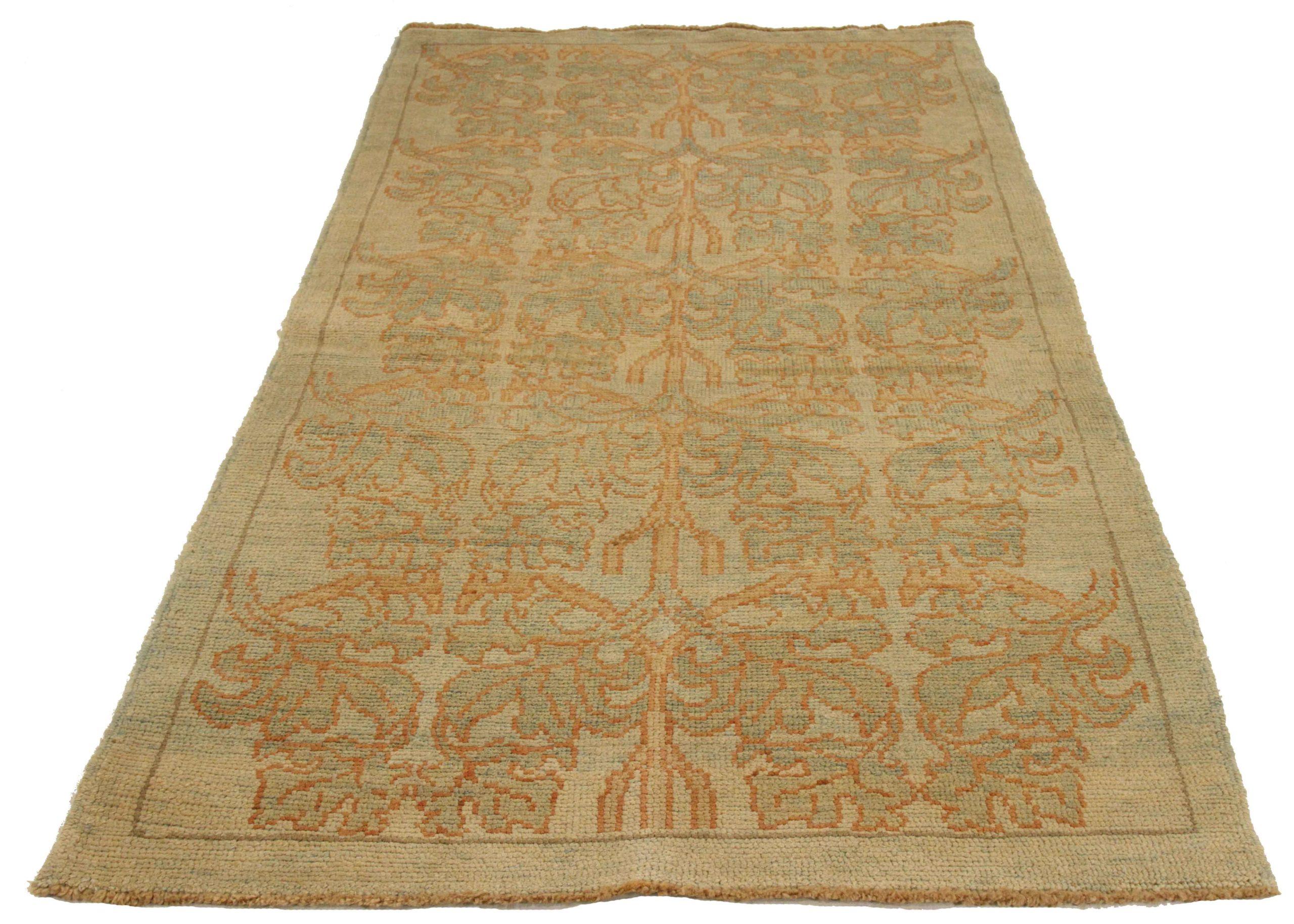 Découvrez l'élégance de cette pièce unique d'Eleg, qui comprend des tapis de sol datant de 1990. Conçu avec une attention méticuleuse aux détails, ce design exclusif est parfait pour mettre en valeur votre espace.
