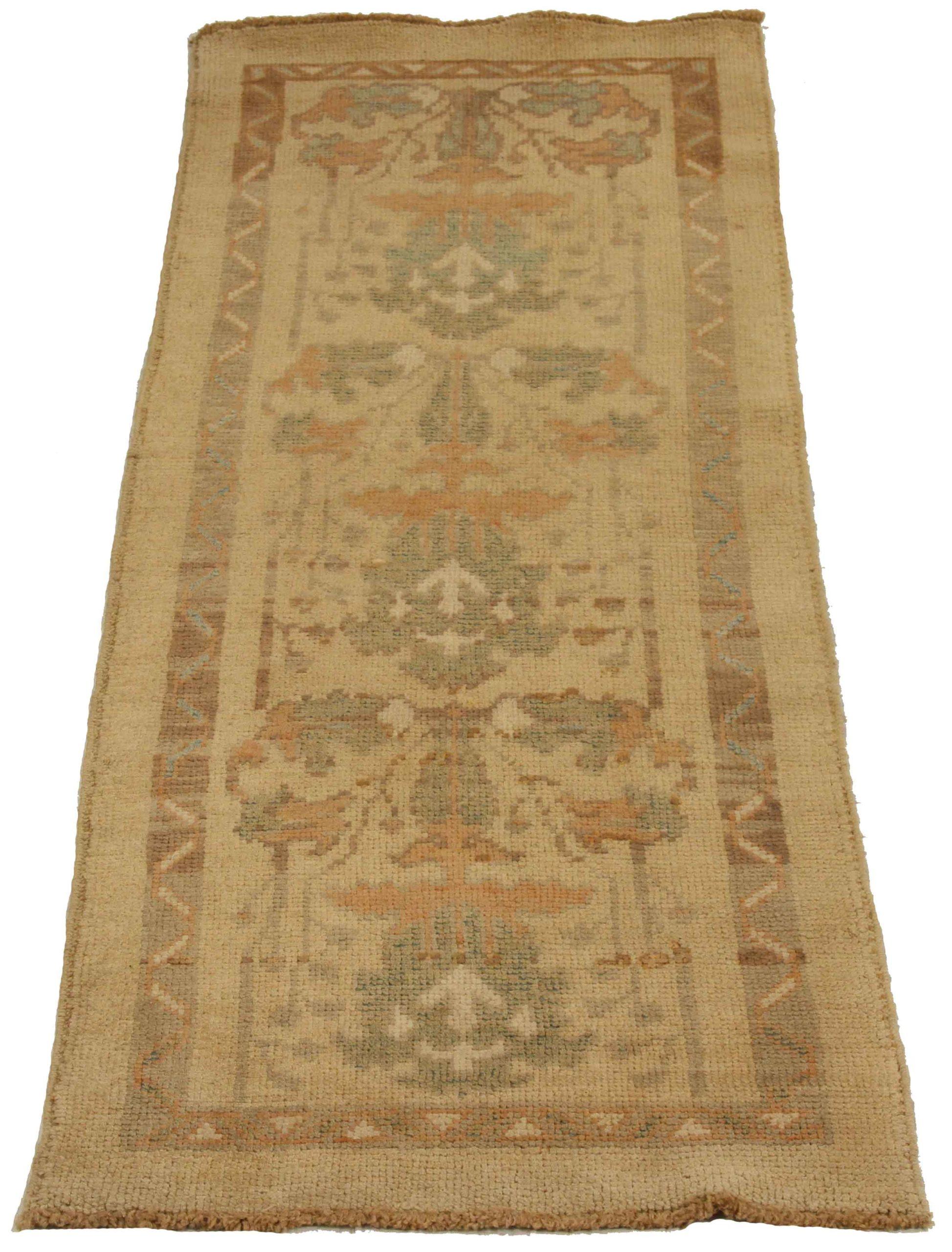 Scopri l'eleganza di questo tappeto Donegal unico nel suo genere. Progettato con una meticolosa attenzione ai dettagli, questo design esclusivo è perfetto per valorizzare il tuo spazio.