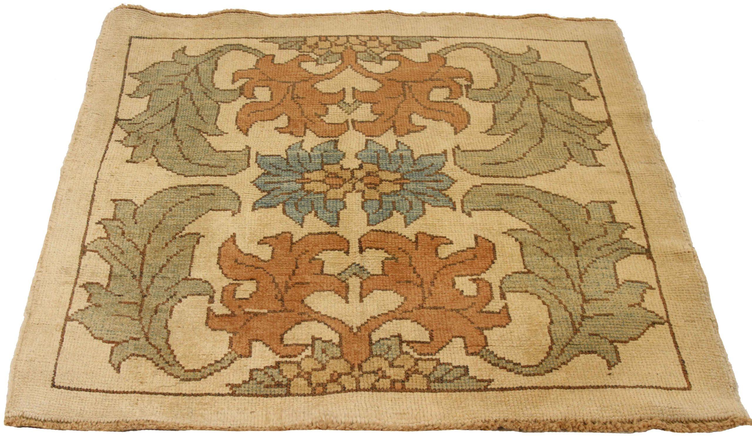 Scopri l'eleganza di questo Donegal unico nel suo genere, caratterizzato da una splendida lavorazione artigianale del 1990 circa. Progettato con una meticolosa attenzione ai dettagli, questo design esclusivo è perfetto per valorizzare il tuo spazio.