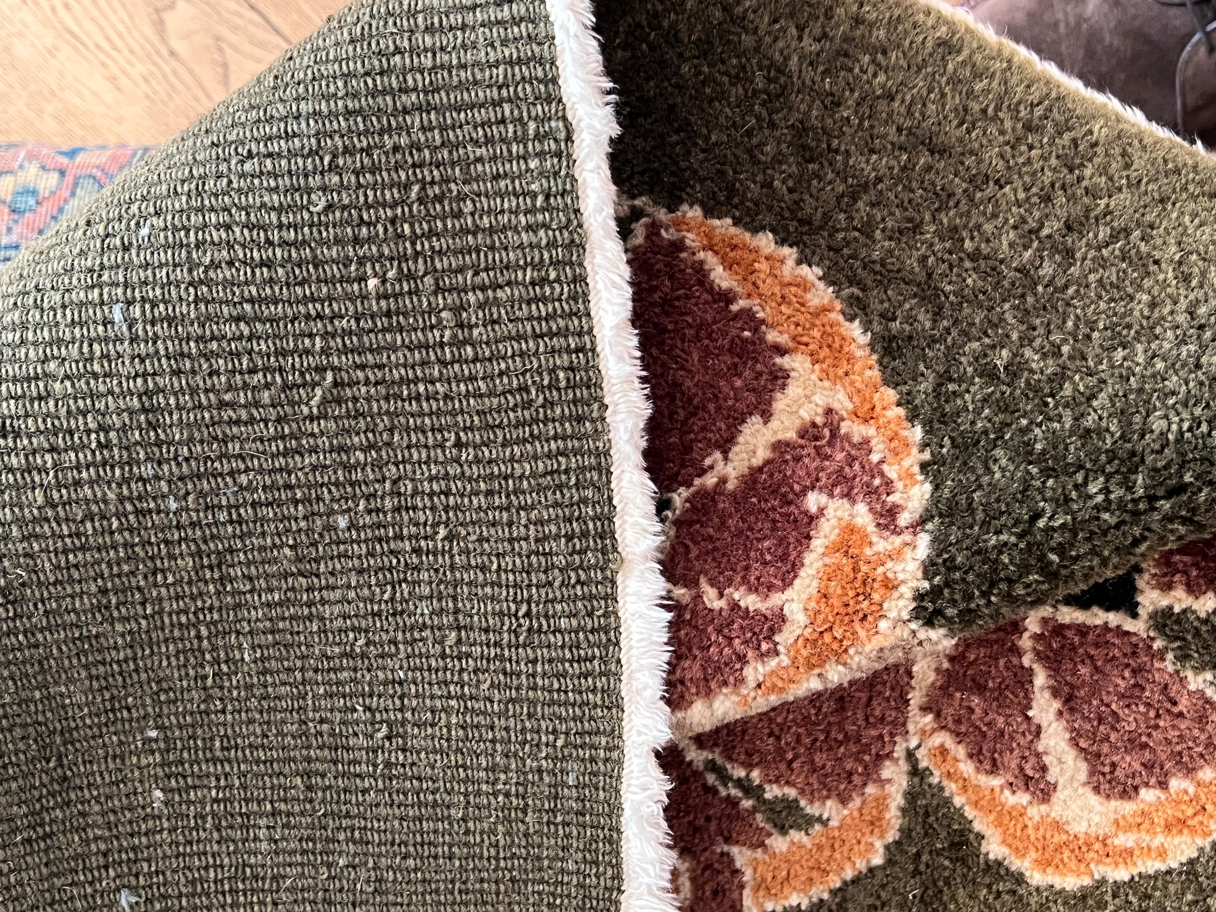 Irische Teppiche haben eine lange und stolze Tradition. Ihre berühmtesten Teppiche stammen aus einer Stadt namens Donegal in Irland. Im Laufe der Jahre ist Donegal Carpets zu einem Markenzeichen für handgefertigte Wollteppiche geworden, und die