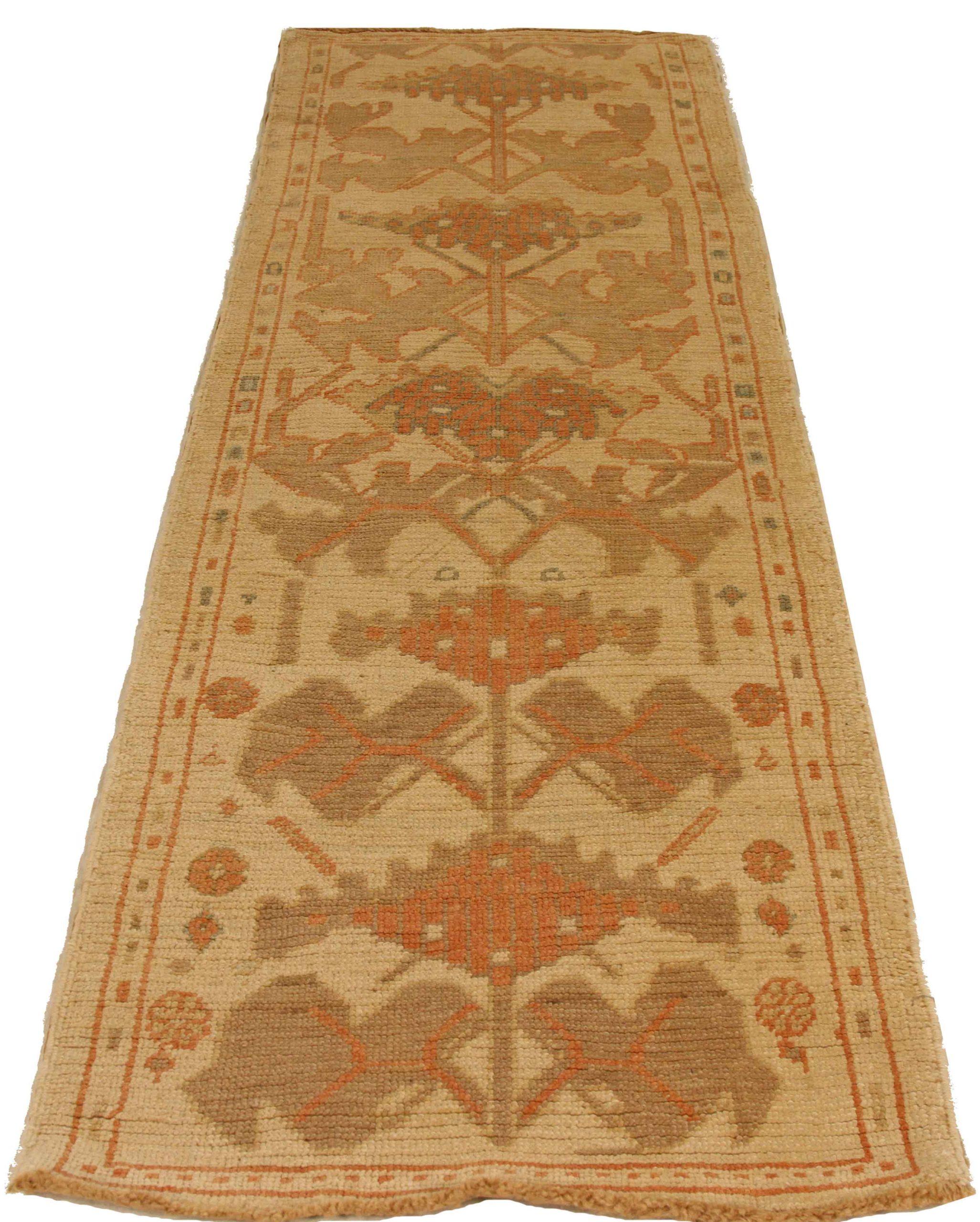 Scopri l'eleganza di questo esclusivo tappeto Runner Donegal del 1990. Progettato con una meticolosa attenzione ai dettagli, questo design esclusivo è perfetto per valorizzare il tuo spazio.