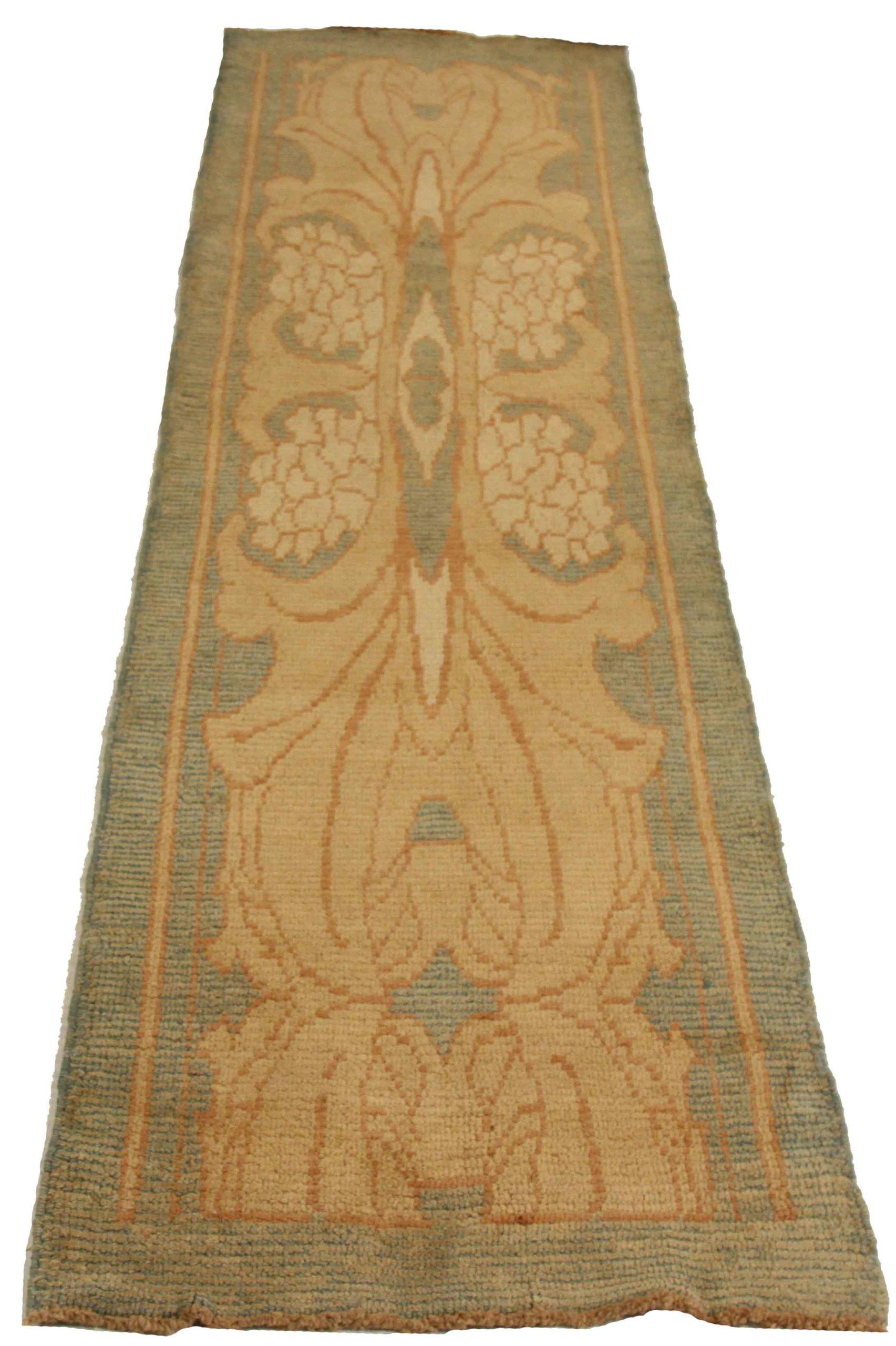 Scopri l'eleganza di questo esclusivo tappeto Runner Donegal del 1990. Progettato con una meticolosa attenzione ai dettagli, questo design esclusivo è perfetto per valorizzare il tuo spazio.