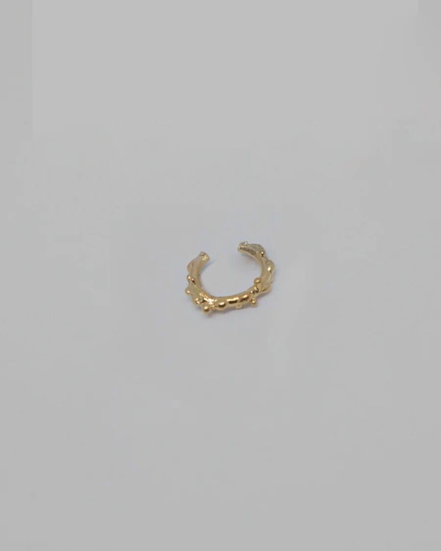 Donei Earcuff is suitable for every ear, as it is not needed to have pierced ears to rock it. Subtle but beautiful, it is perfect for everyday use or to add a nice detail to a special look.

This Earcuff is available in 23k vermeil or 18k gold or