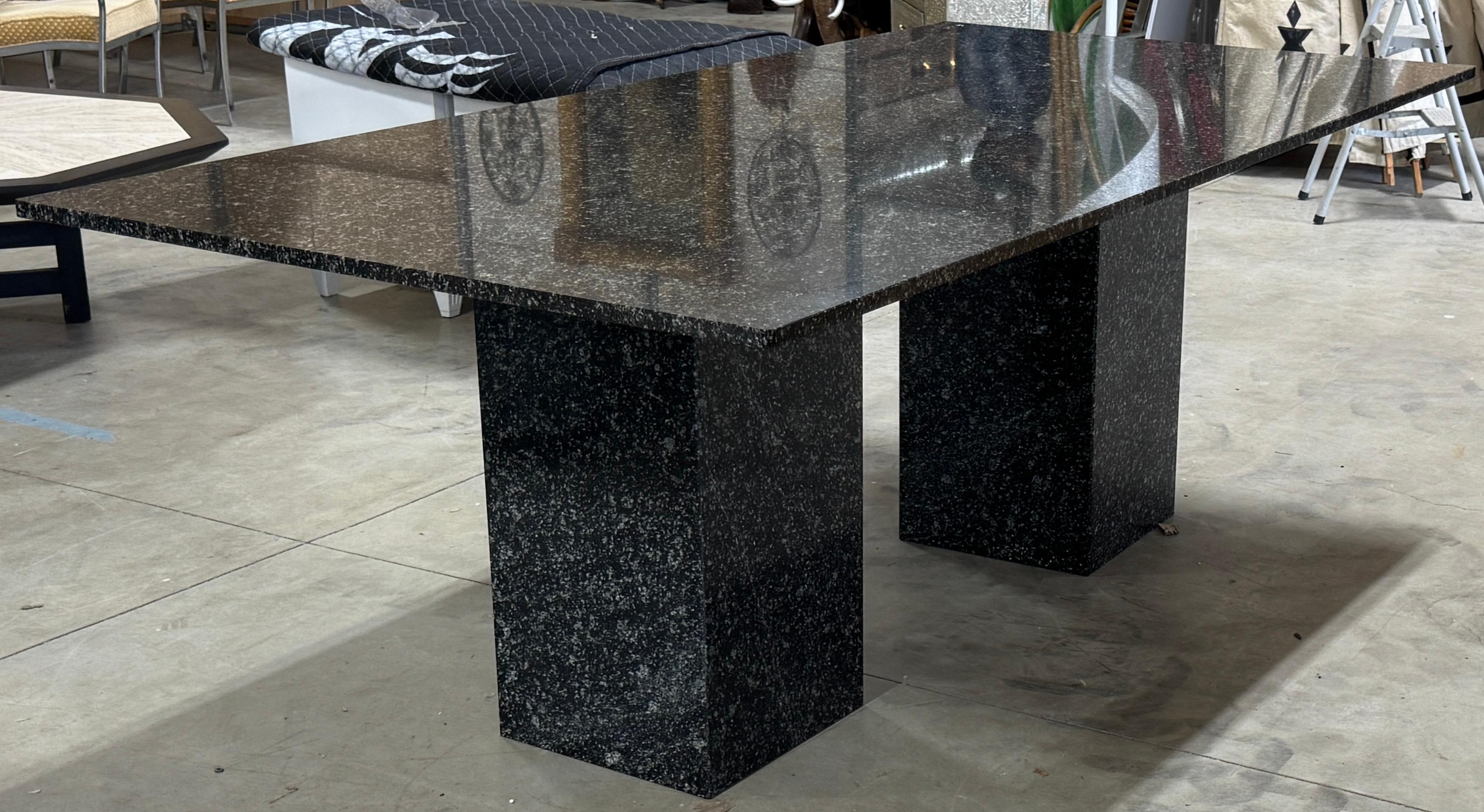 20ième siècle Table de salle à manger/bureau minimaliste Donghia en pierre vernie noire et blanche, Italie, années 80 en vente