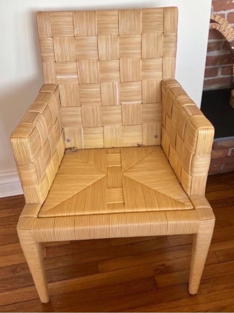 Signiert Sechs John Hutton Donghia Block Island Cane Esszimmerstühle 2 Arm 4 Seite mit benutzerdefinierten Polstern
Circa 1995 
Dieses Design von John Hutton ist eine Interpretation des Werks von Jean Michel Frank
In sehr gutem Condit 
