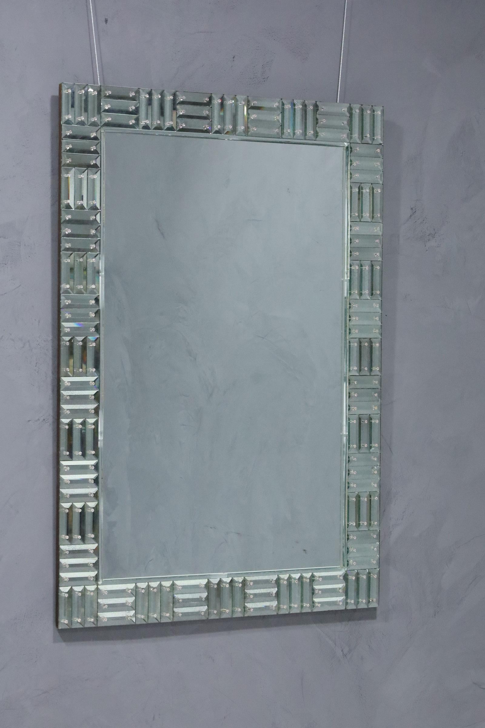 Fabriqué à la perfection dans un miroir en verre vénitien, le design fortement bordé de Duca a été doté d'une somptueuse signature.