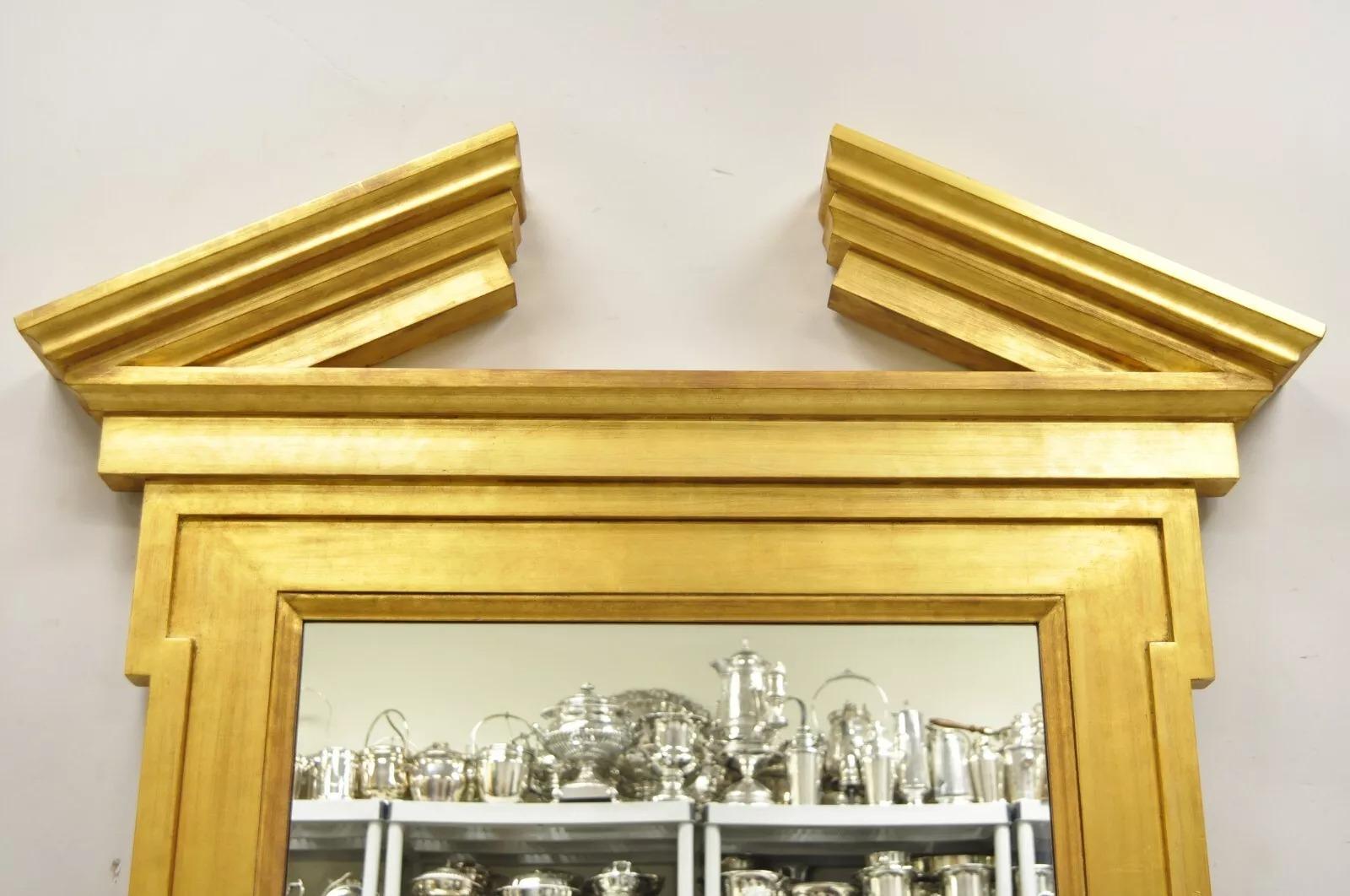 Biedermeier Grand miroir mural de style Empire Donghia en bois doré avec fronton en forme d'arc brisé en vente