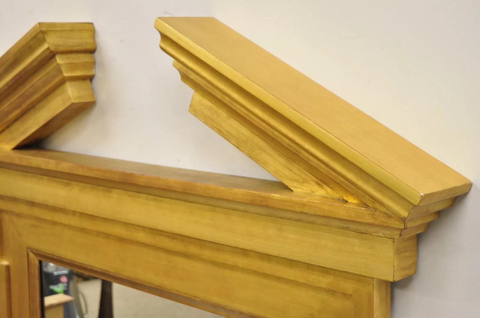 20ième siècle Grand miroir mural de style Empire Donghia en bois doré avec fronton en forme d'arc brisé en vente