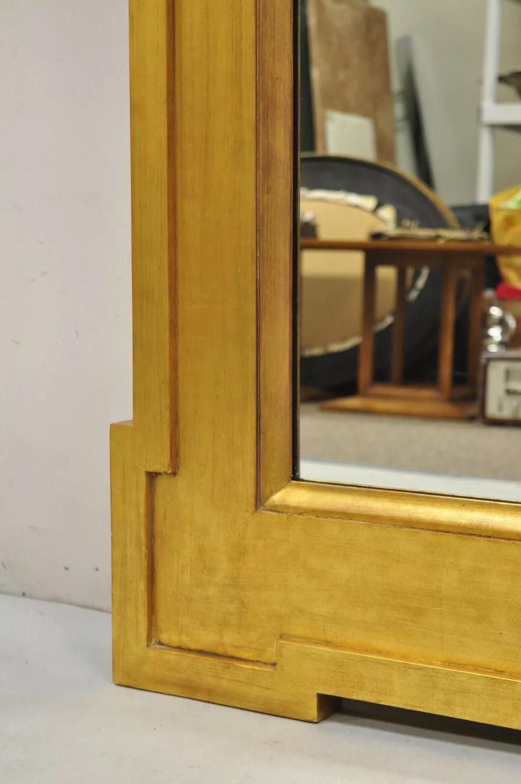 Grand miroir mural de style Empire Donghia en bois doré avec fronton en forme d'arc brisé en vente 1