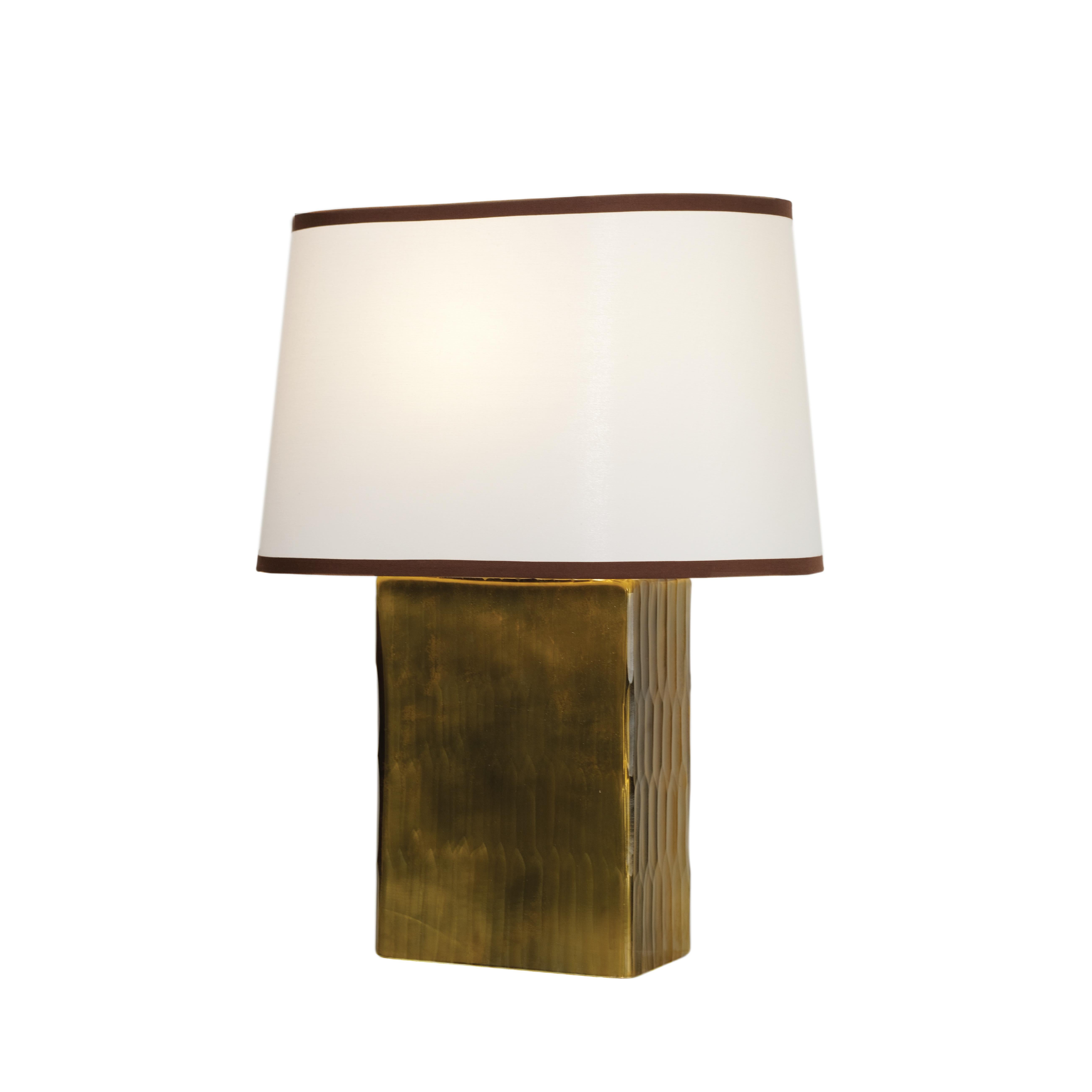 Elegante lámpara vintage de cristal de Murano de Donghia, con vidrio hueco soplado a mano y refinados herrajes de latón. La superficie está meticulosamente cincelada a mano y pulida con chorro de arena, lo que le confiere una textura distintiva que