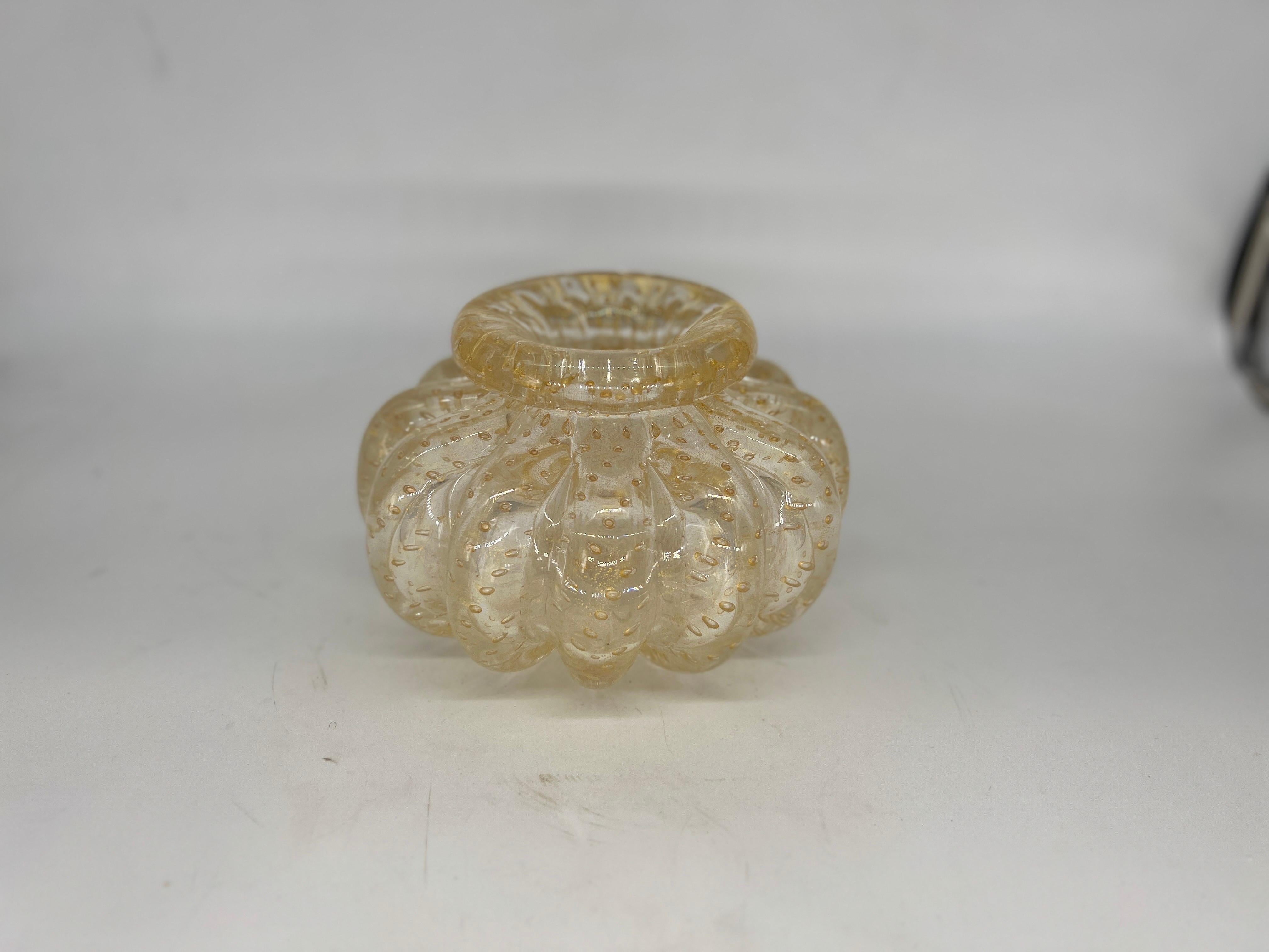 Vase en verre de Murano italien de Donghia, de forme lobée avec un épais bord roulé, en verre incolore soufflé à la main avec des inclusions internes en feuille d'or. Signé Donghia au verso. 