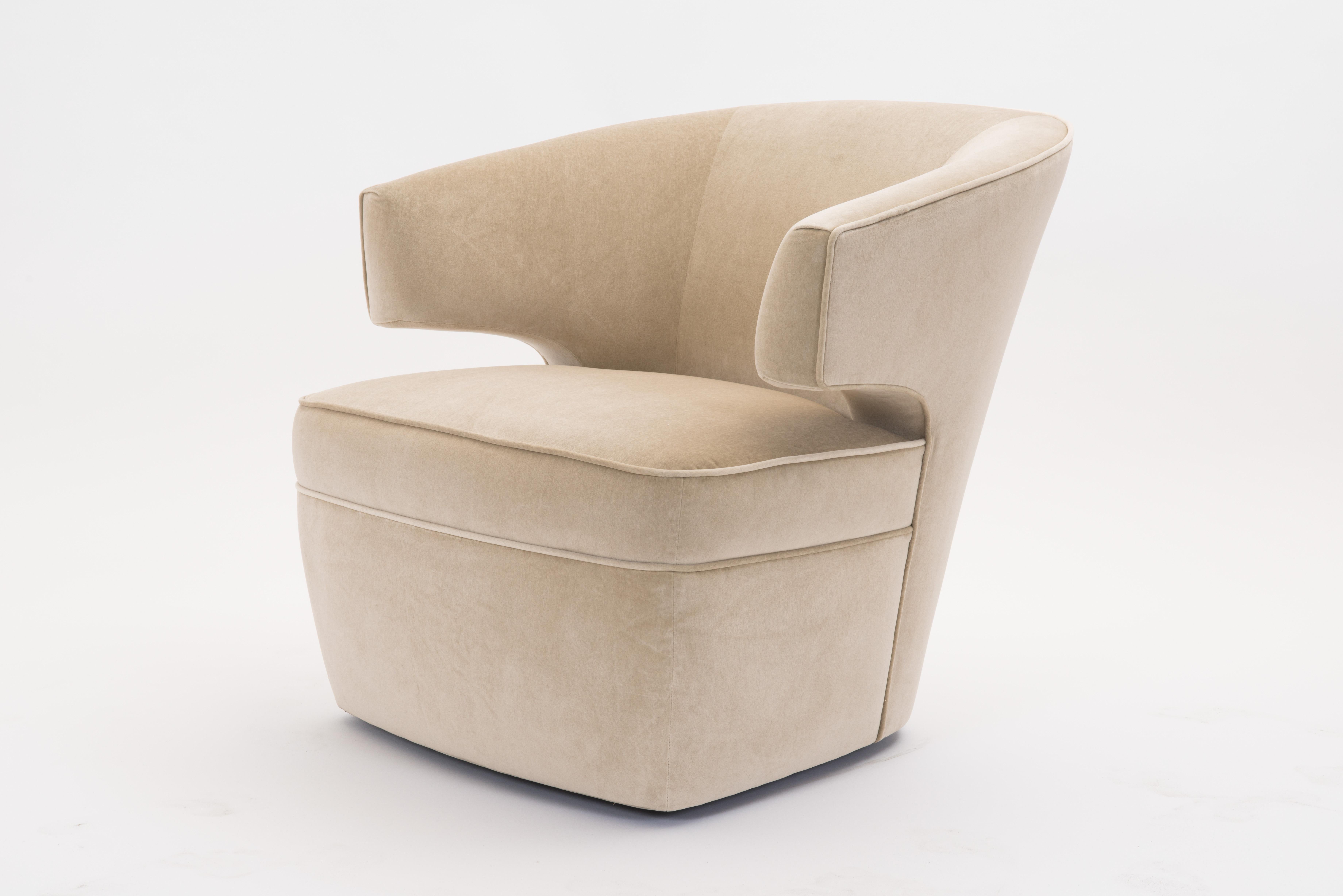 Fully upholstered club chair with tight seat on a concealed maple wood swivel base finished in brown mahogany. Comes standard with welt along the perimeter of arms and seat. Upholstered in Donghia Covet in Ivory, item #10158-010, a plush cotton