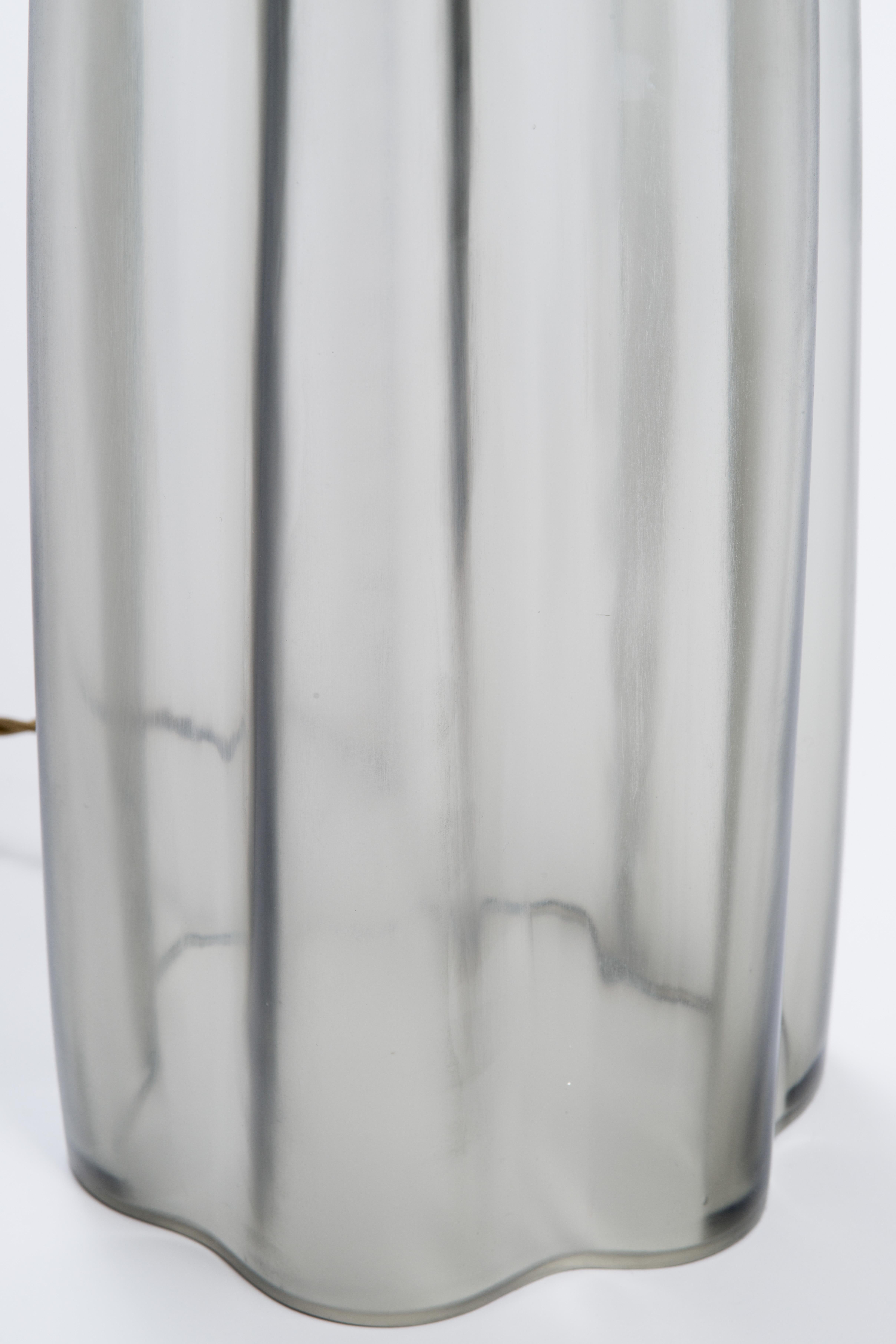 Der anmutige und charmante Sockel der Margot-Lampe aus mundgeblasenem Murano-Glas hat eine fließende Form A. Das Glas wird mit der Velato-Technik bearbeitet, bei der das Glas sanft geschliffen wird, um eine halbtransparente, geglättete Oberfläche zu