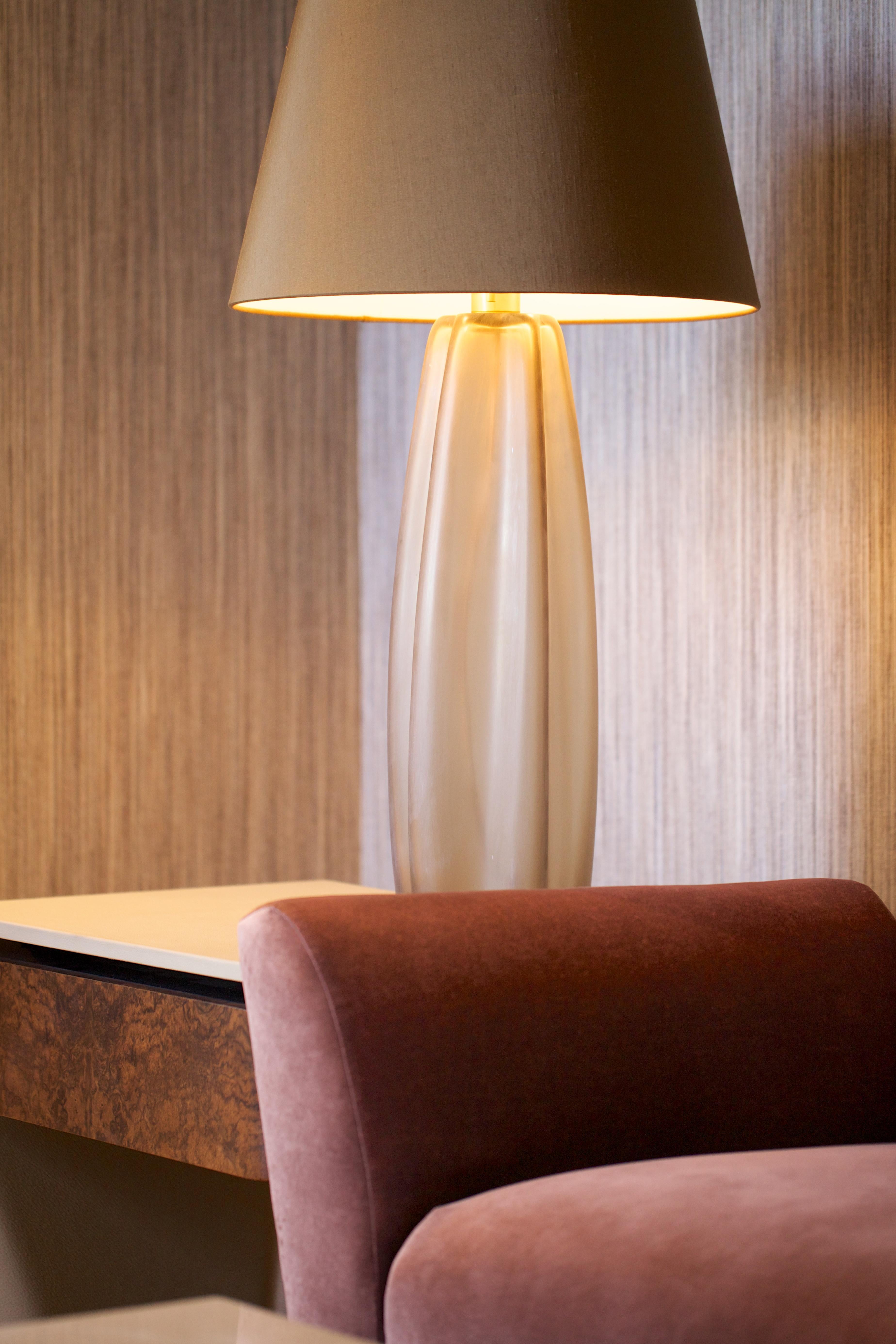 Donghia Margot-Lampe und Schirm, Muranoglas in Rauch mit Satin-Finish im Zustand „Neu“ im Angebot in New York, NY