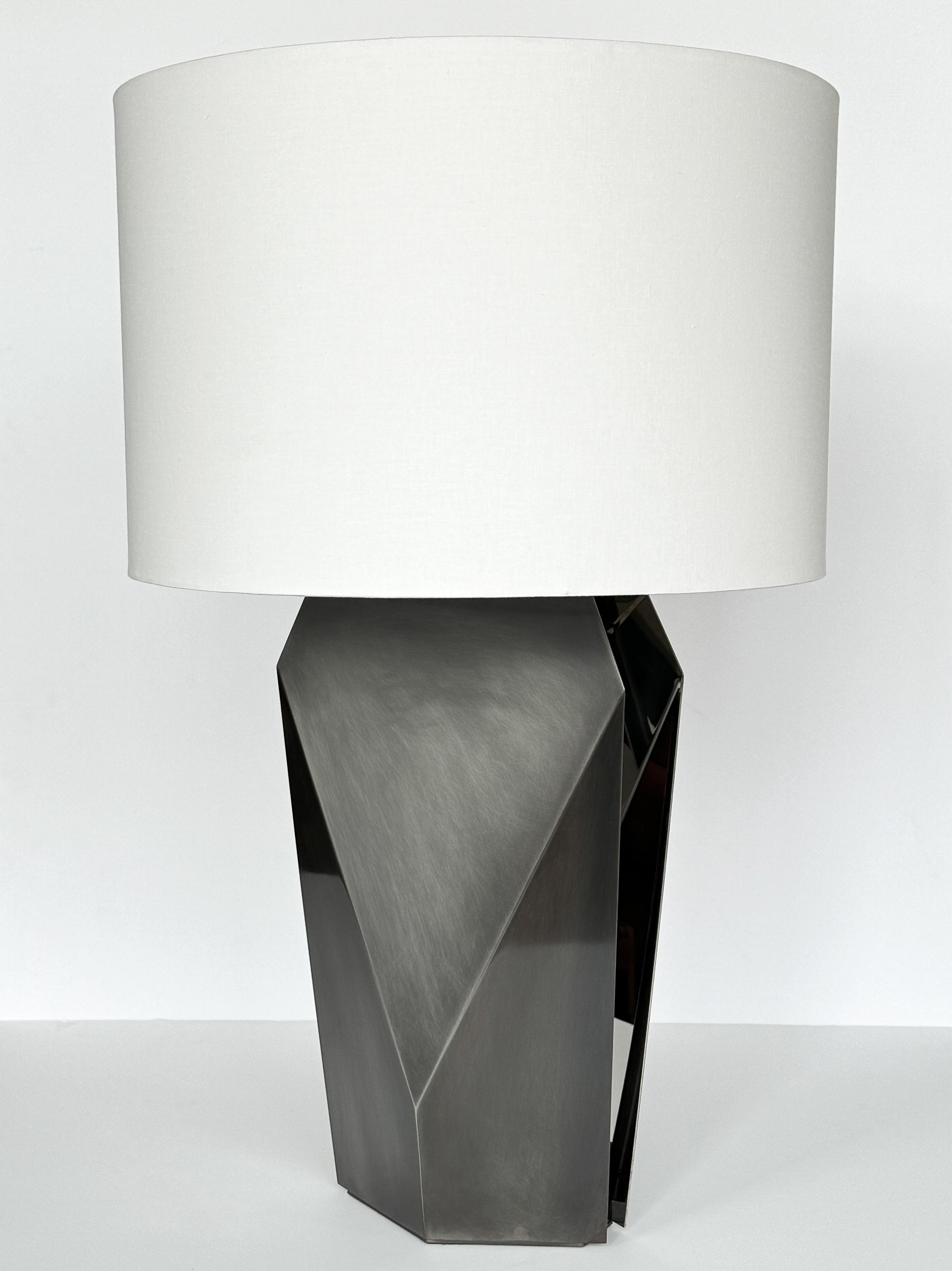 Introducing the Donghia “Origami Temko” table lamp, a contemporary marvel of lighting design hailing from Italy. This lamp pays homage to Florence Temko, a luminary in the art of origami in the United States, capturing the spirit of her work in its