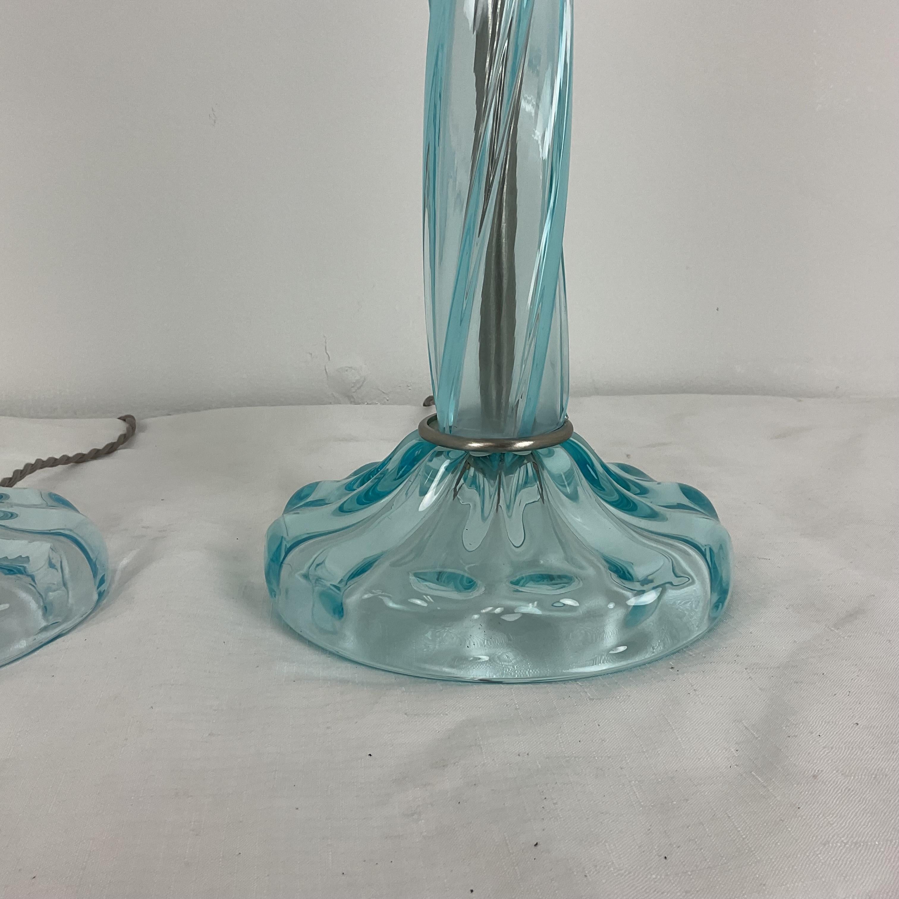 Totalmente recableado con cordón de algodón gris retorcido. Nuevos zócalos y arpas de latón niquelado con remates de cristal a juego con la gota de rocío. Precioso cristal de Murano azul agua soplado a mano por encargo de Angelo Donghia.