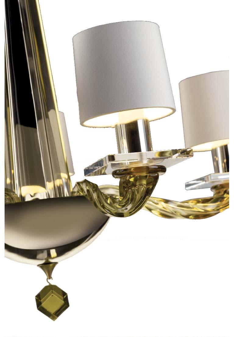 Un étonnant lustre en verre vénitien soufflé à la main, avec deux niveaux de bras et un charme infini. Lustre à deux niveaux et quinze bras de lumière en verre Murano soufflé à la bouche. Verre transparent avec inclusions de feuilles d'or, verre